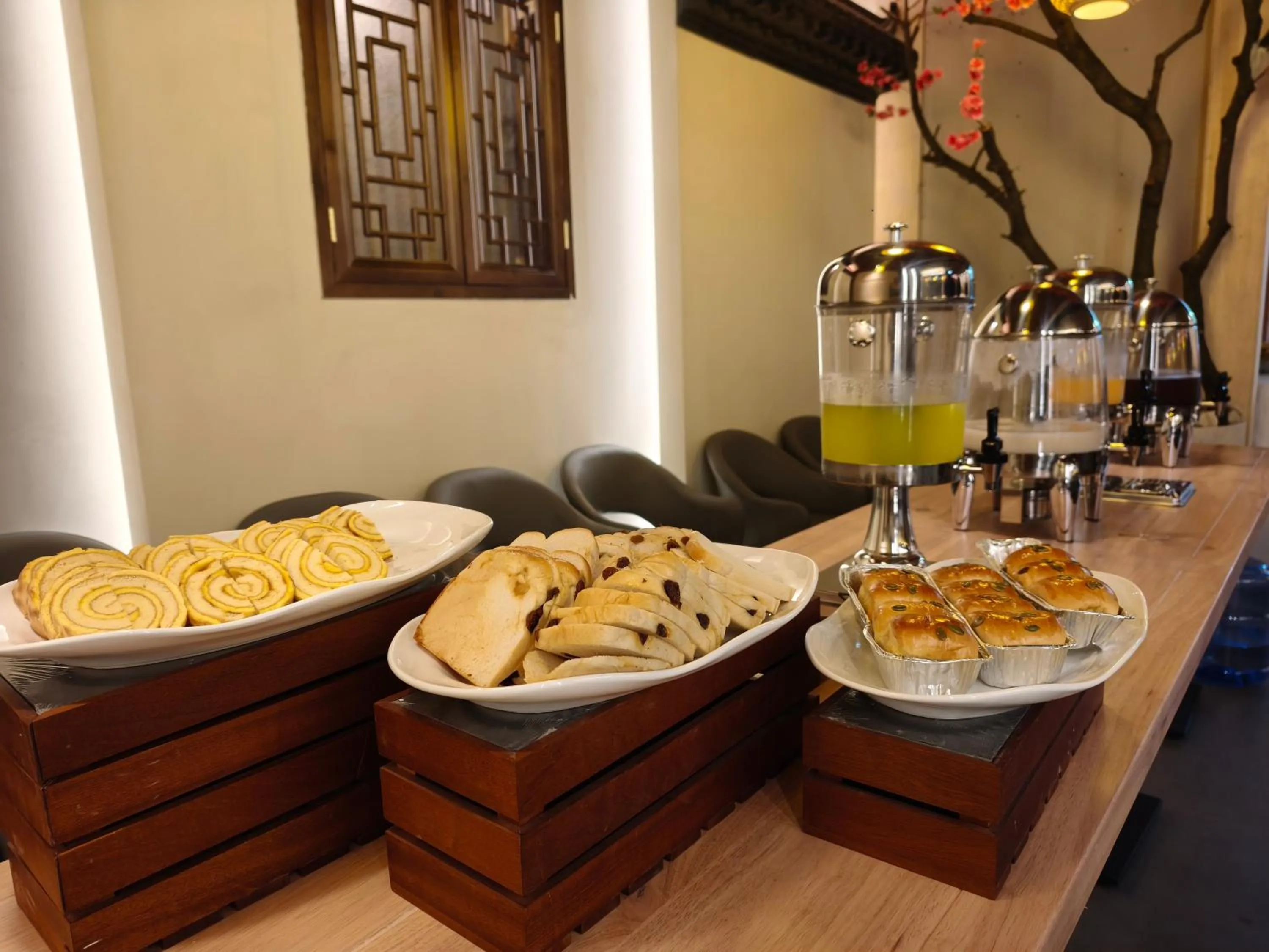 Restaurant/places to eat in Lido De Paris Hotel