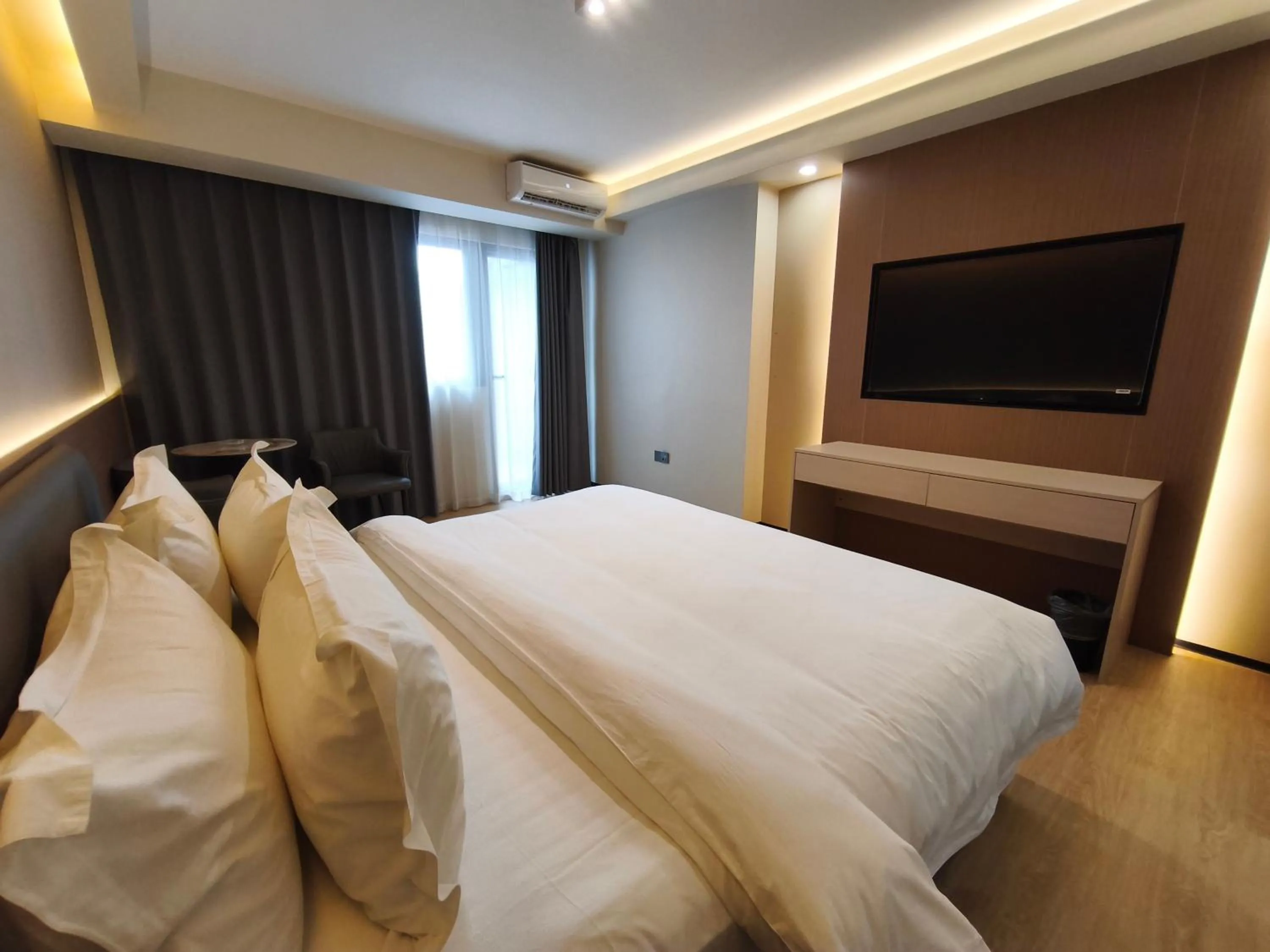 Bedroom, Bed in Lido De Paris Hotel