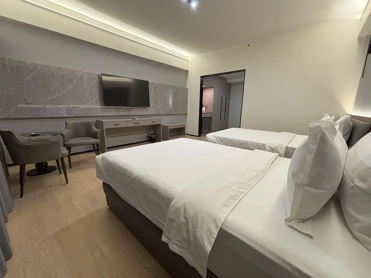 Bedroom, Bed in Lido De Paris Hotel