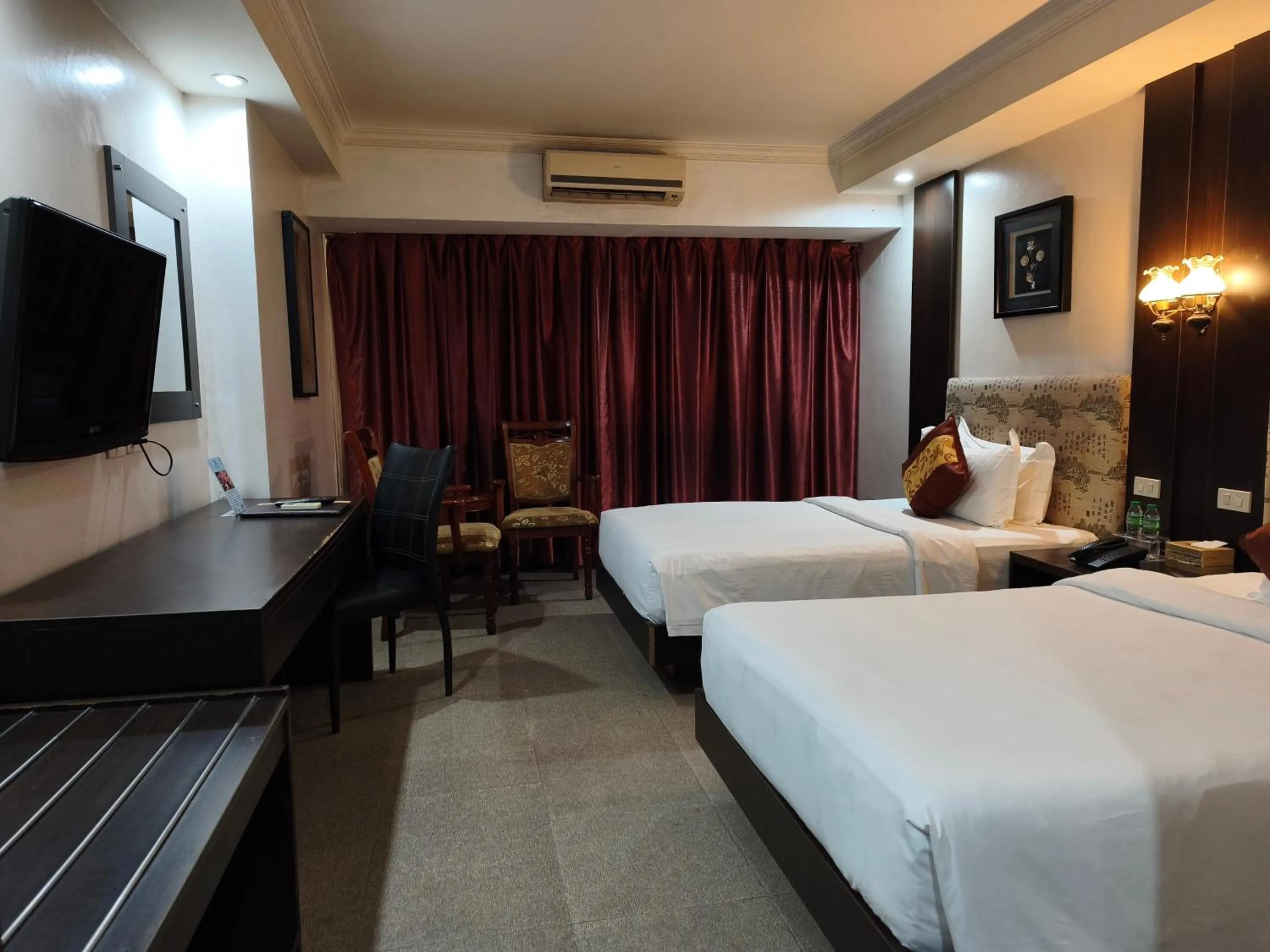 Bedroom, Bed in Lido De Paris Hotel