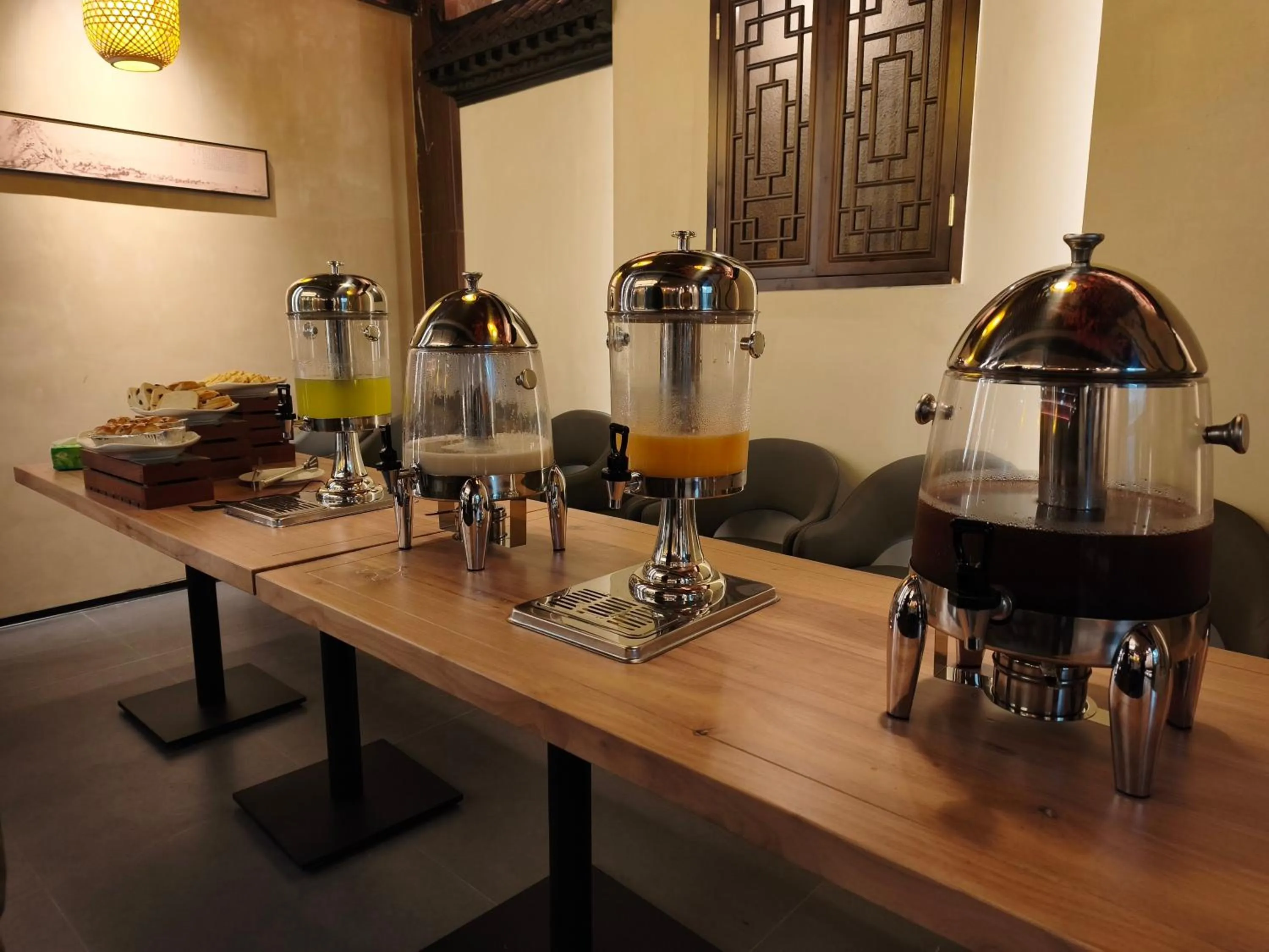 Restaurant/places to eat in Lido De Paris Hotel