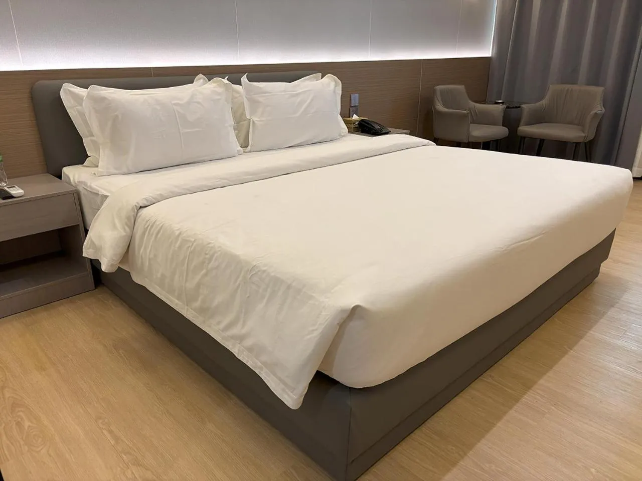 Bedroom, Bed in Lido De Paris Hotel