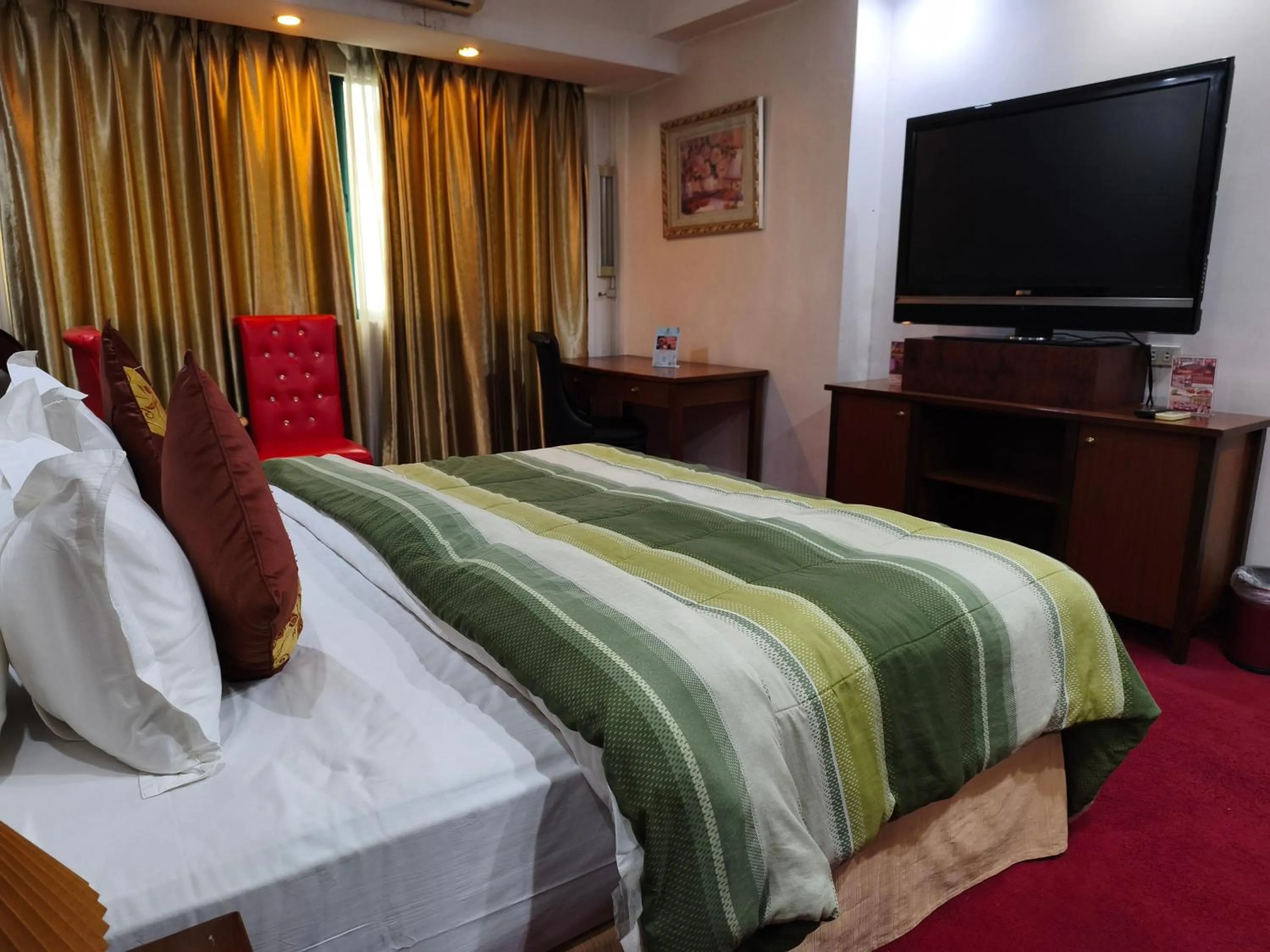 Bedroom, Bed in Lido De Paris Hotel