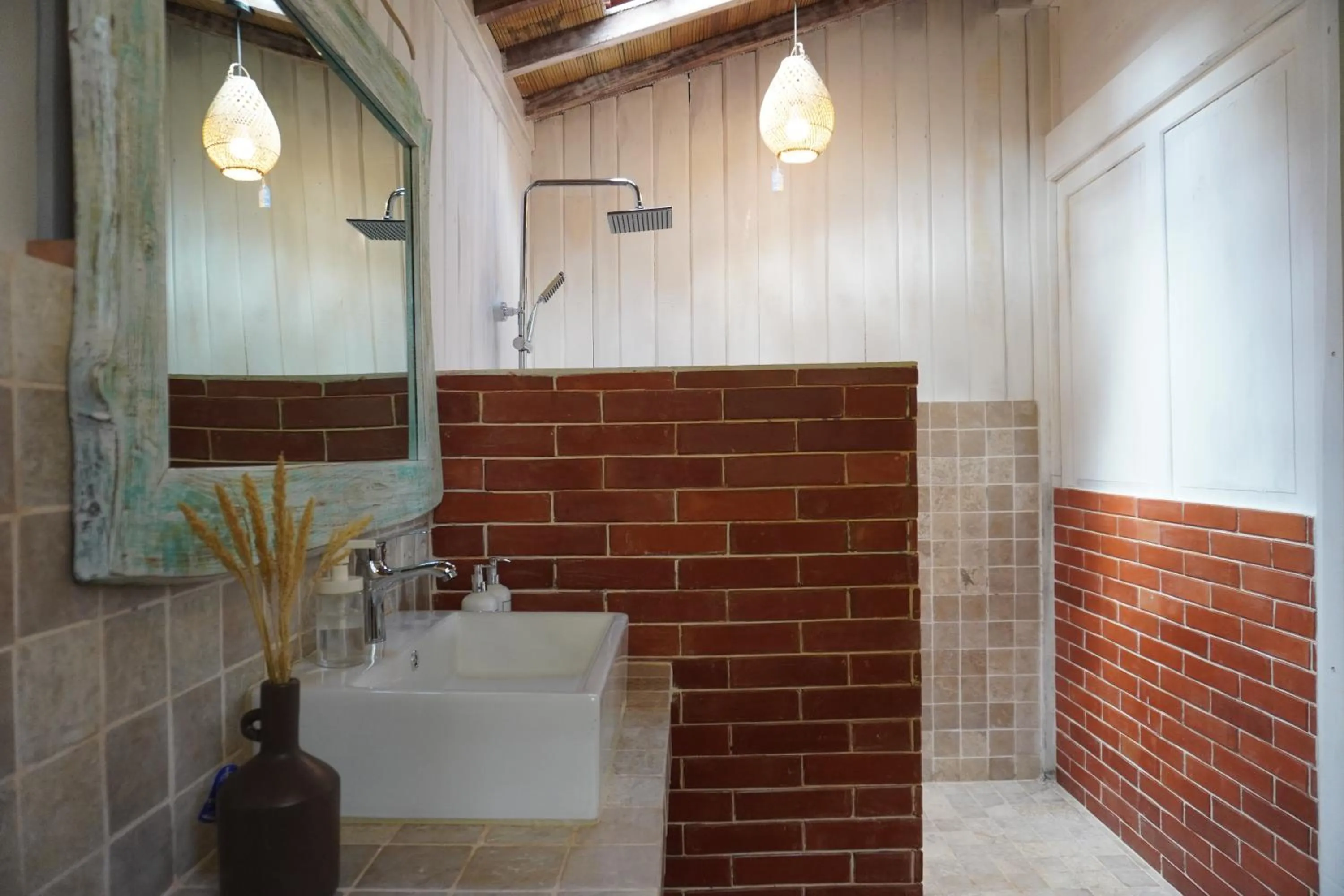 Shower in Purwa Ijen