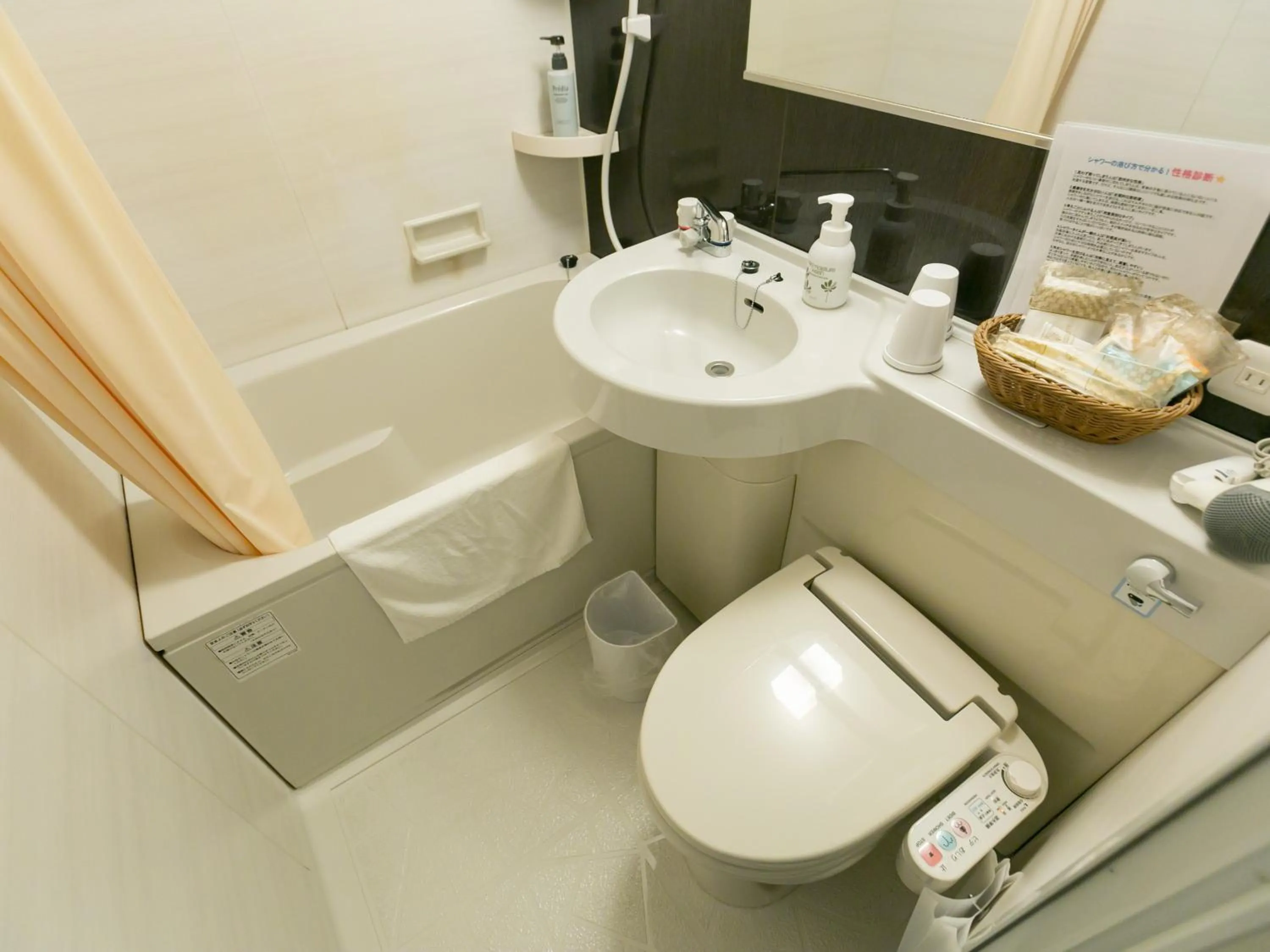 Photo of the whole room in Lagunasuite Shinyokohama