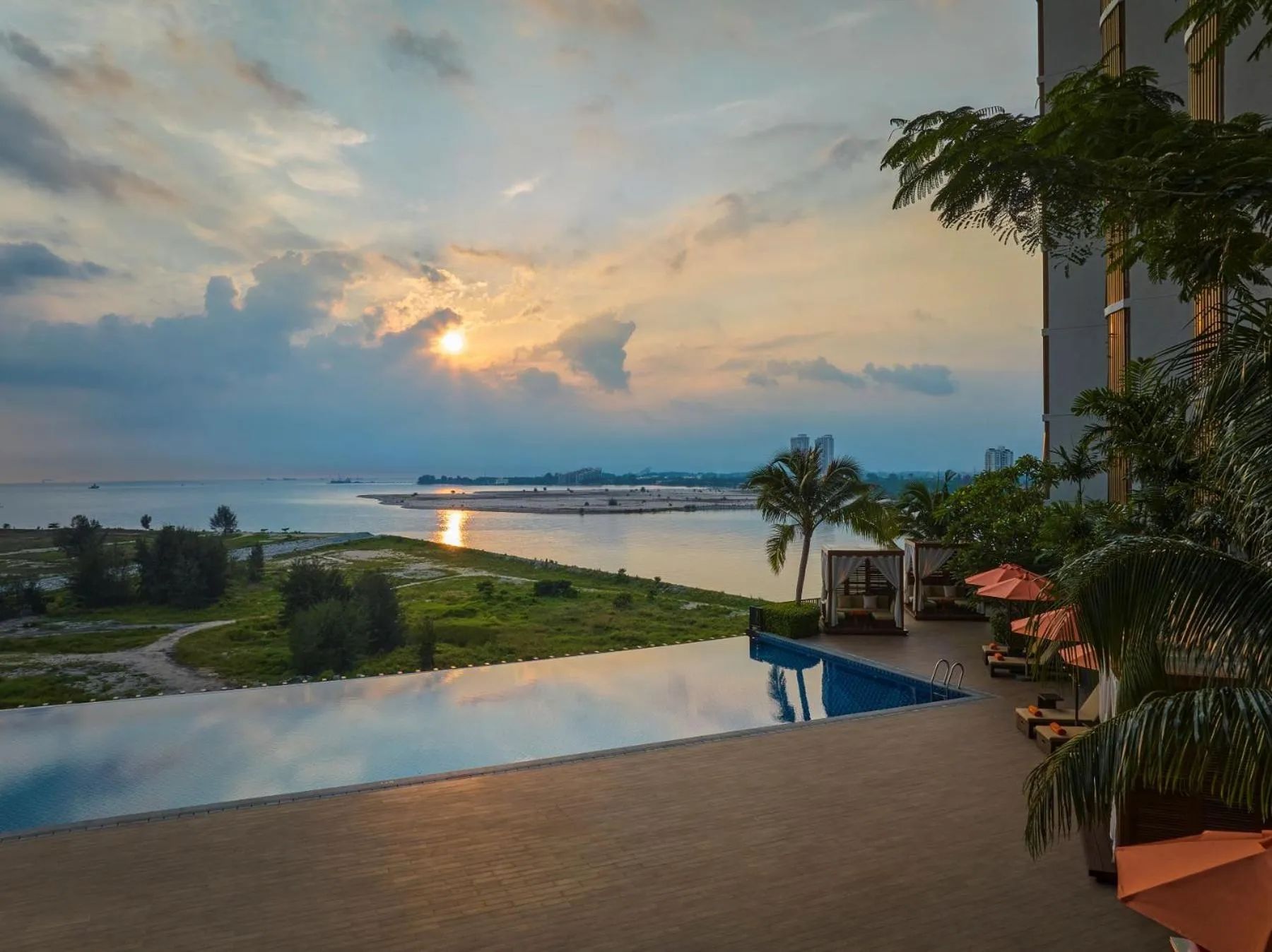 Swimming pool in Birkin International Hotel