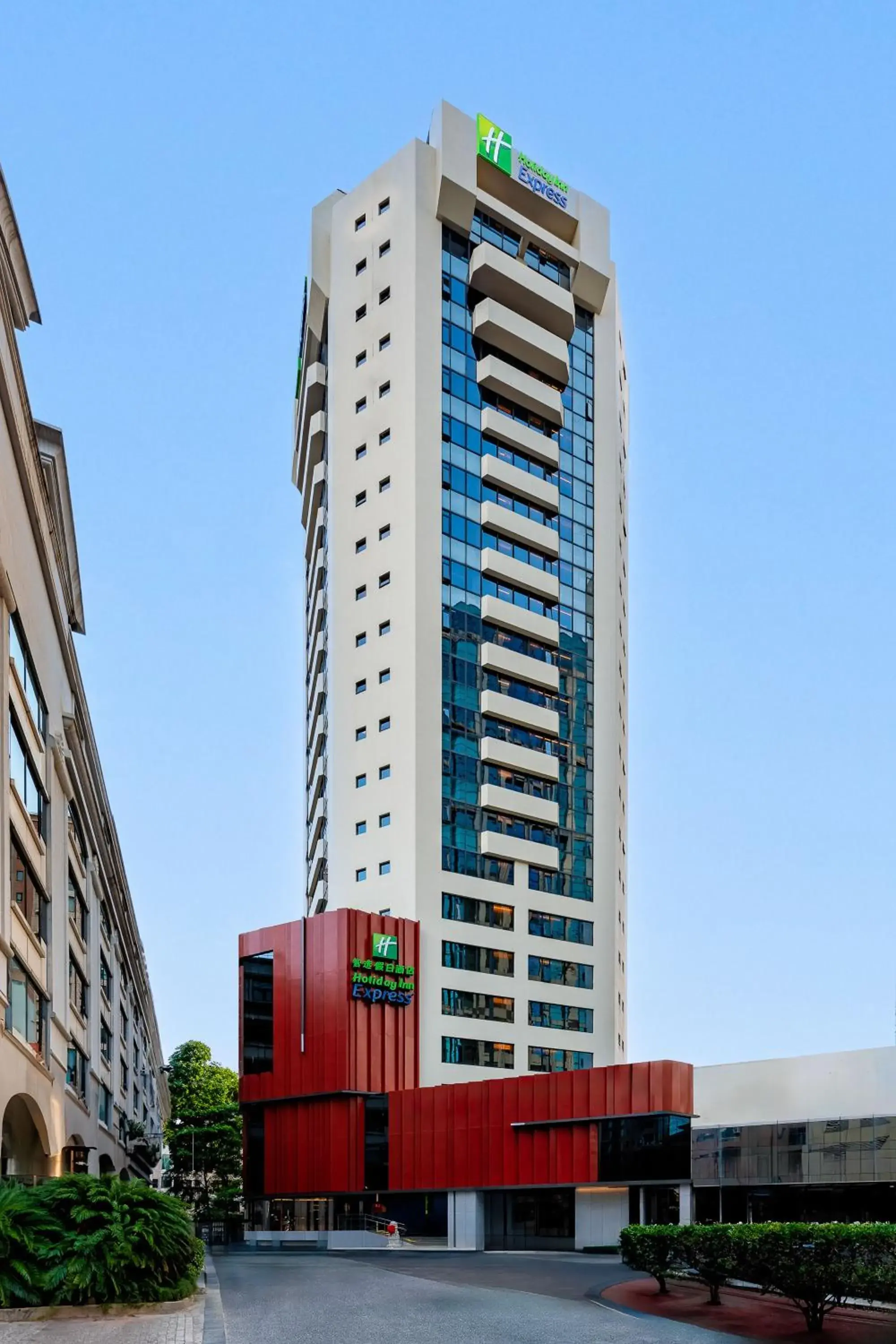 Property building in Holiday Inn Express Shanghai Jing'an Temple by IHG Property building in Holiday Inn Express Shanghai Jing'an Temple by IHG