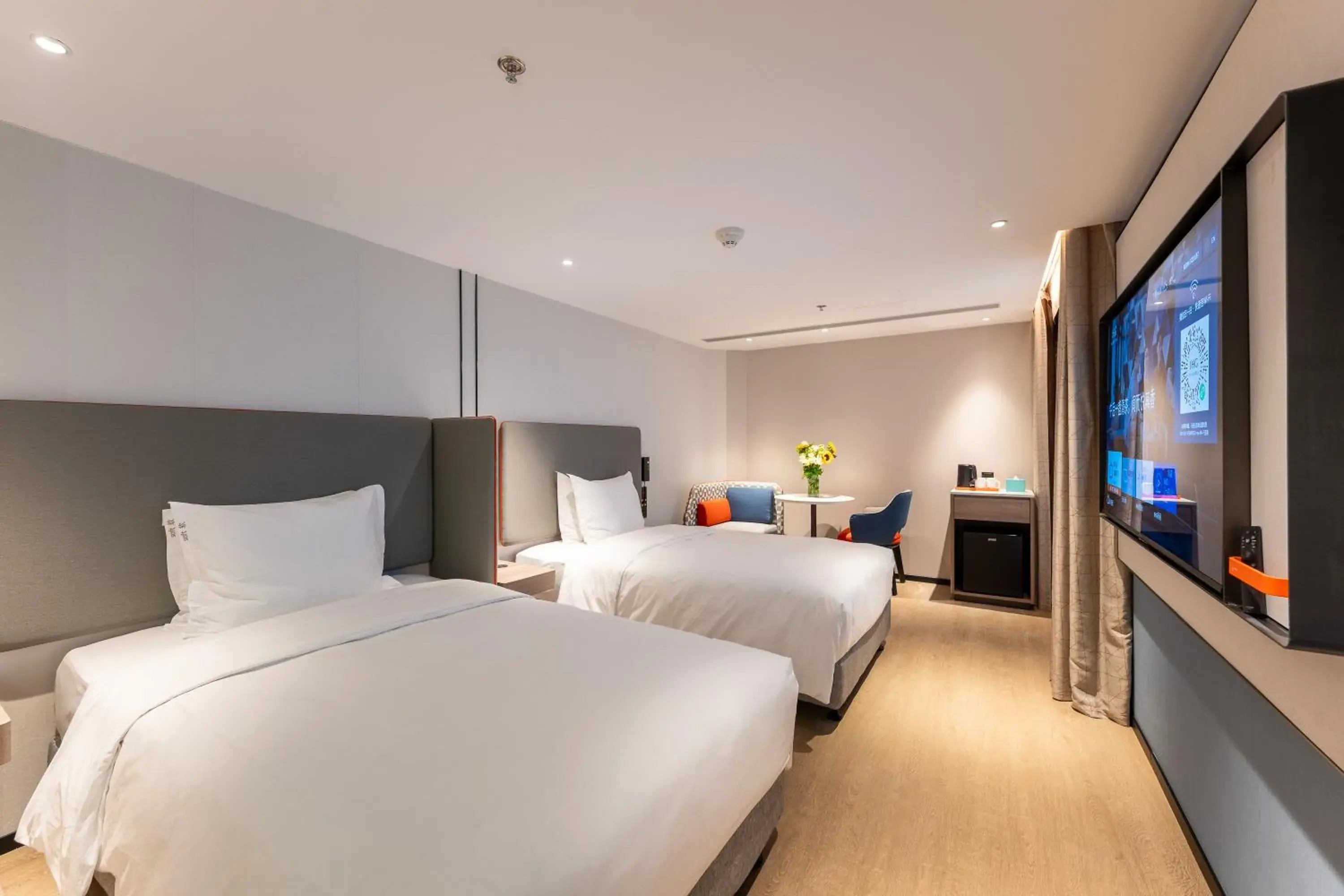 Standard Twin Room in Holiday Inn Express Shanghai Jing'an Temple by IHG Standard Twin Room in Holiday Inn Express Shanghai Jing'an Temple by IHG