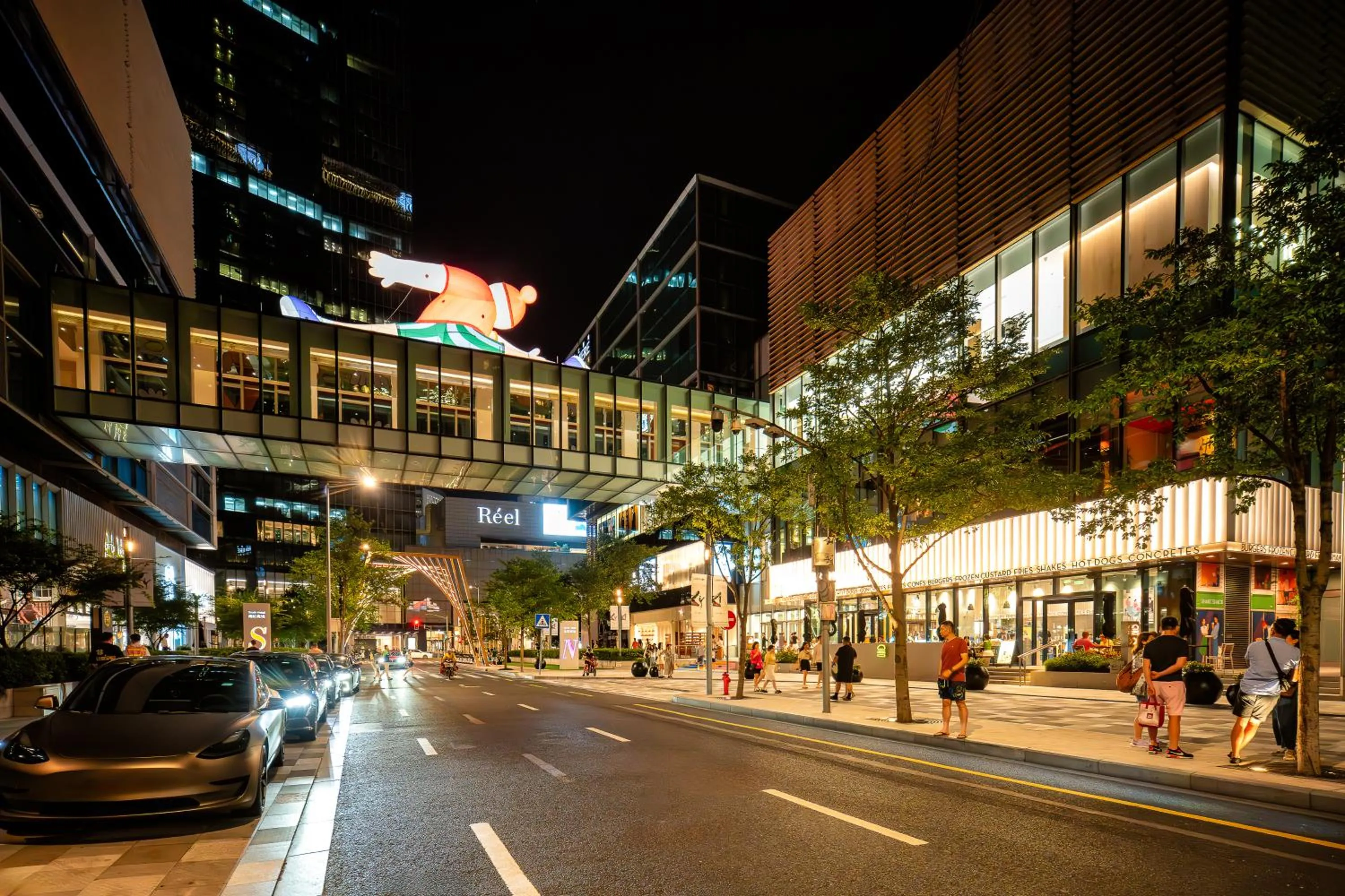 Night in Holiday Inn Express Shanghai Jing'an Temple by IHG