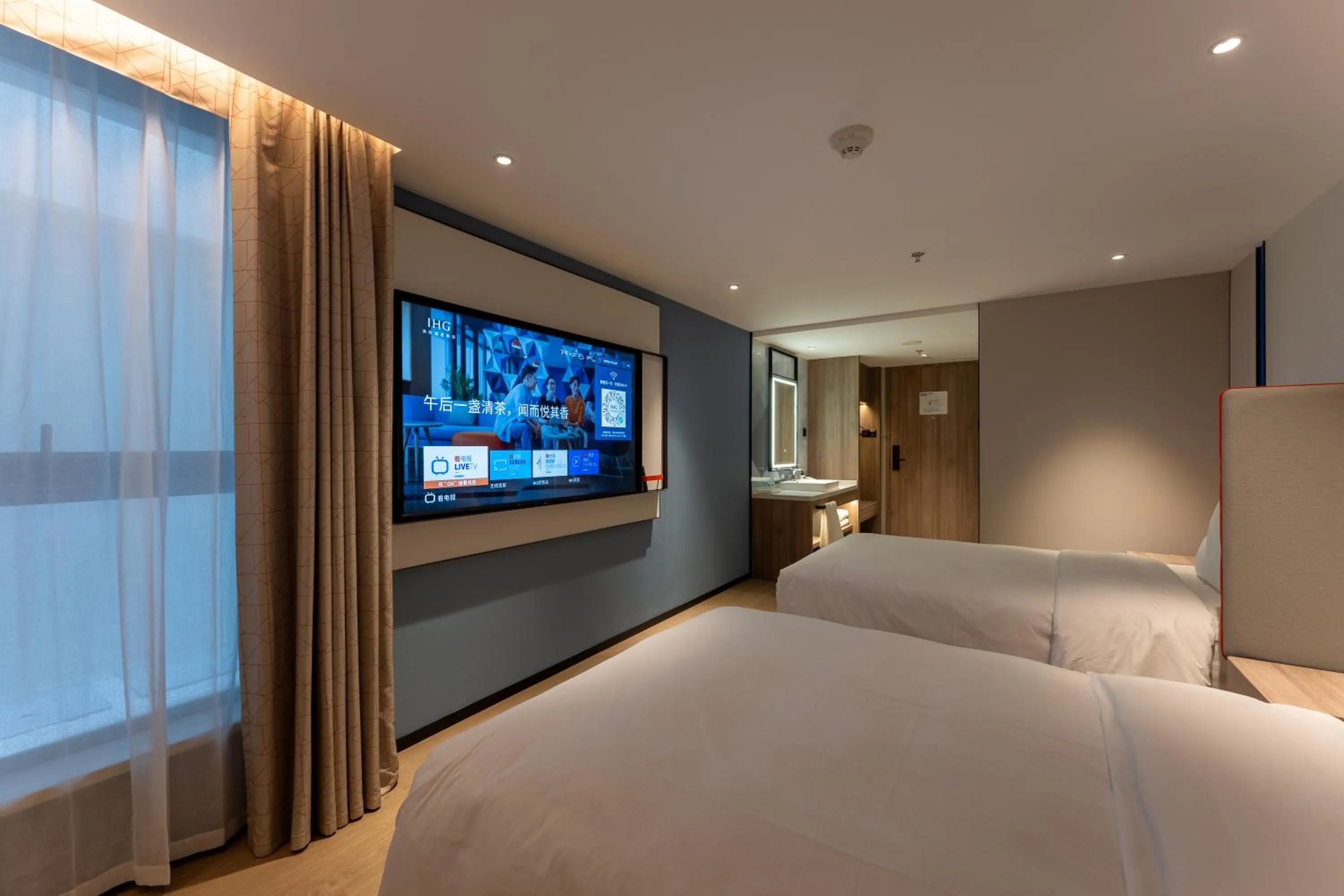 Photo of the whole room, Bed in Holiday Inn Express Shanghai Jing'an Temple by IHG