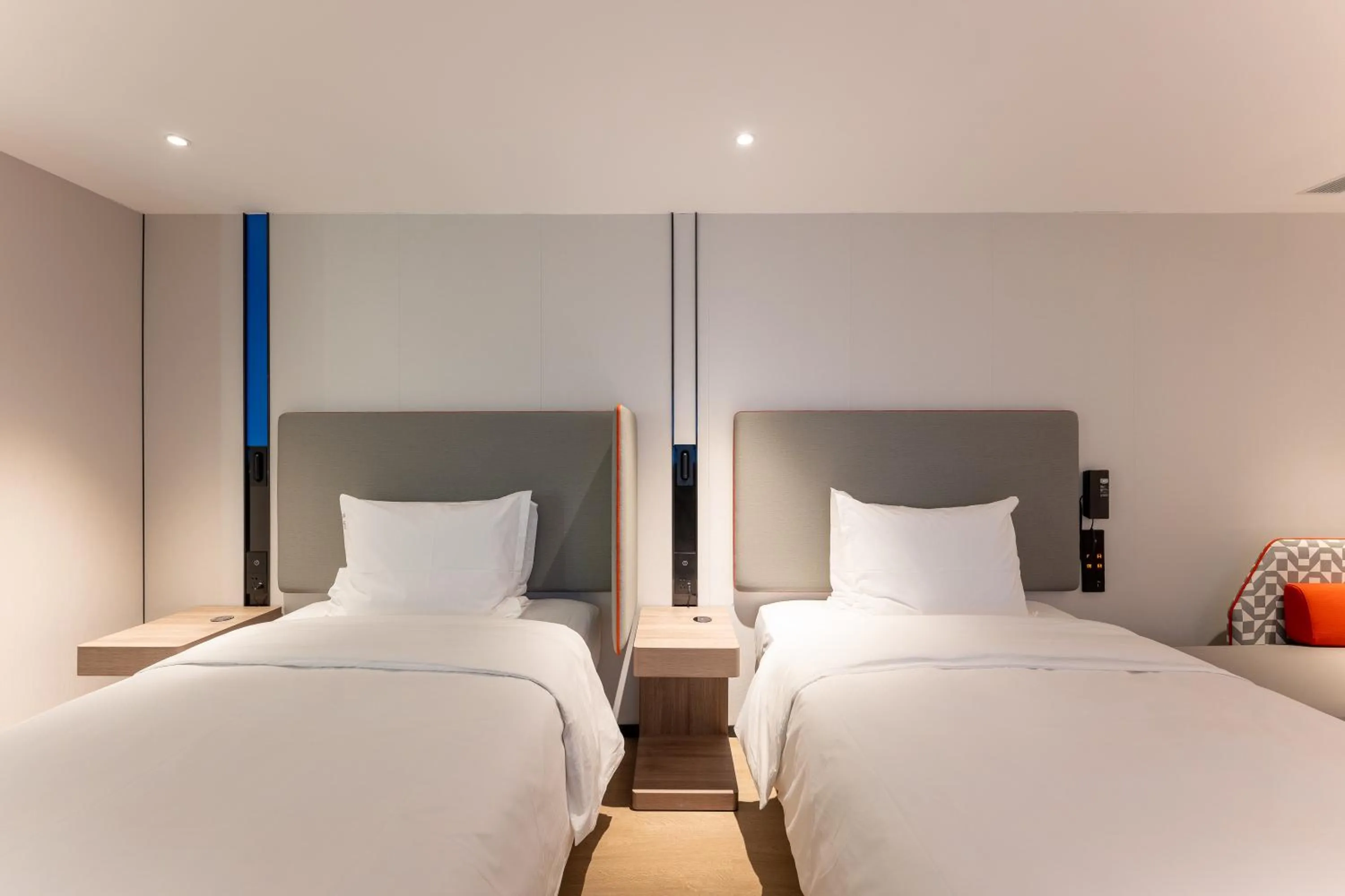 Photo of the whole room, Bed in Holiday Inn Express Shanghai Jing'an Temple by IHG