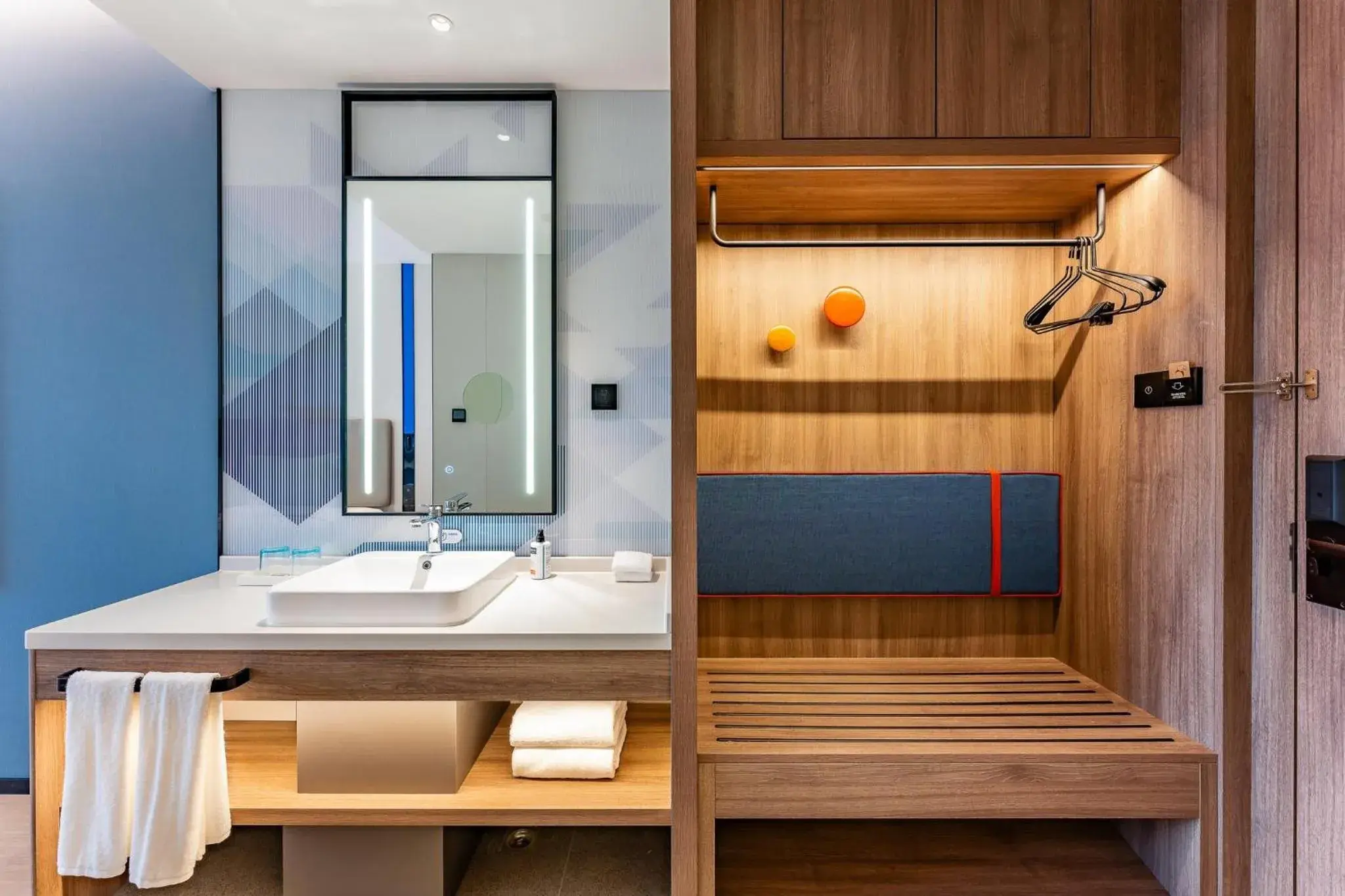 Photo of the whole room, Bed in Holiday Inn Express Shanghai Jing'an Temple by IHG Photo of the whole room, Bed in Holiday Inn Express Shanghai Jing'an Temple by IHG