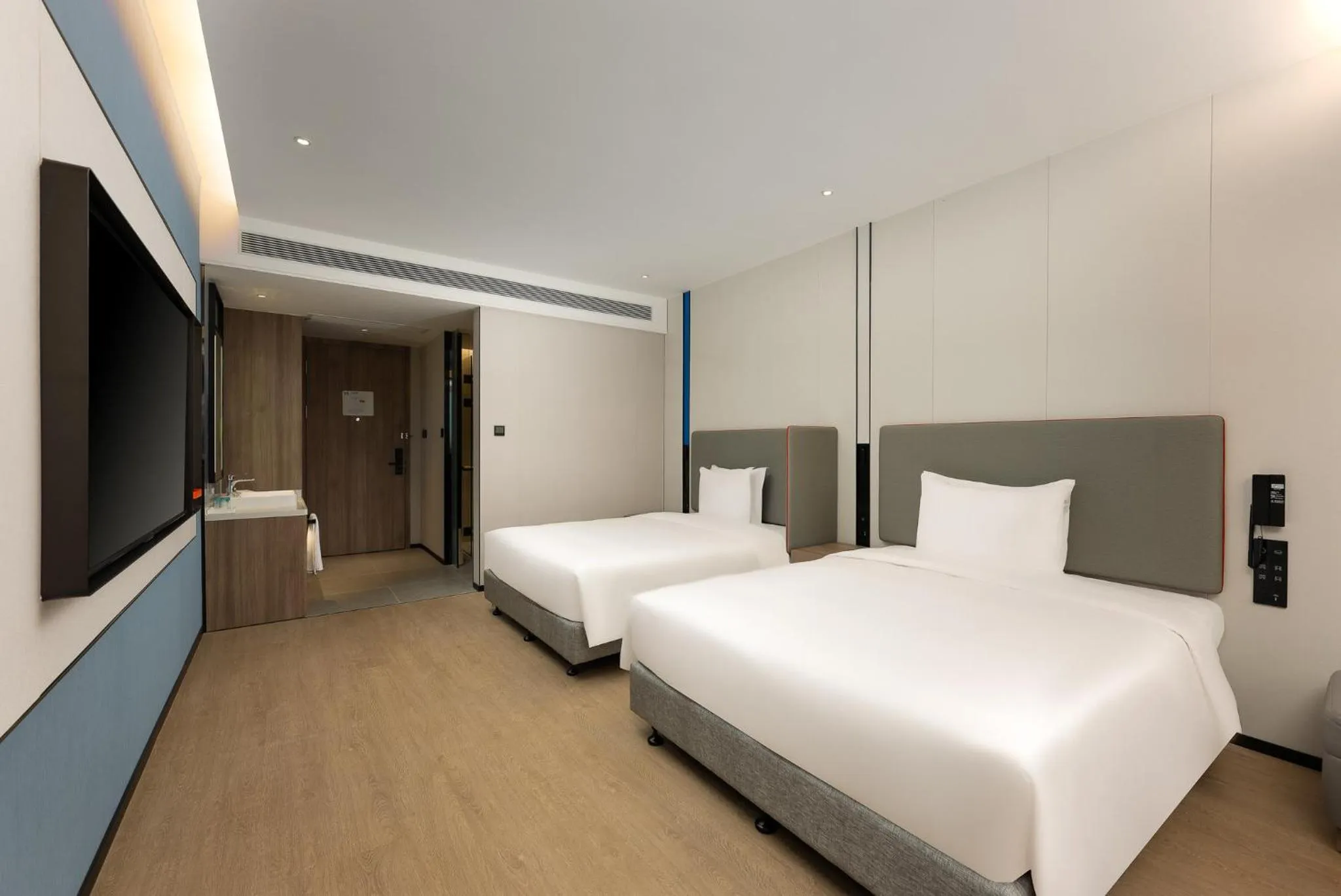 Photo of the whole room, Bed in Holiday Inn Express Shanghai Jing'an Temple by IHG