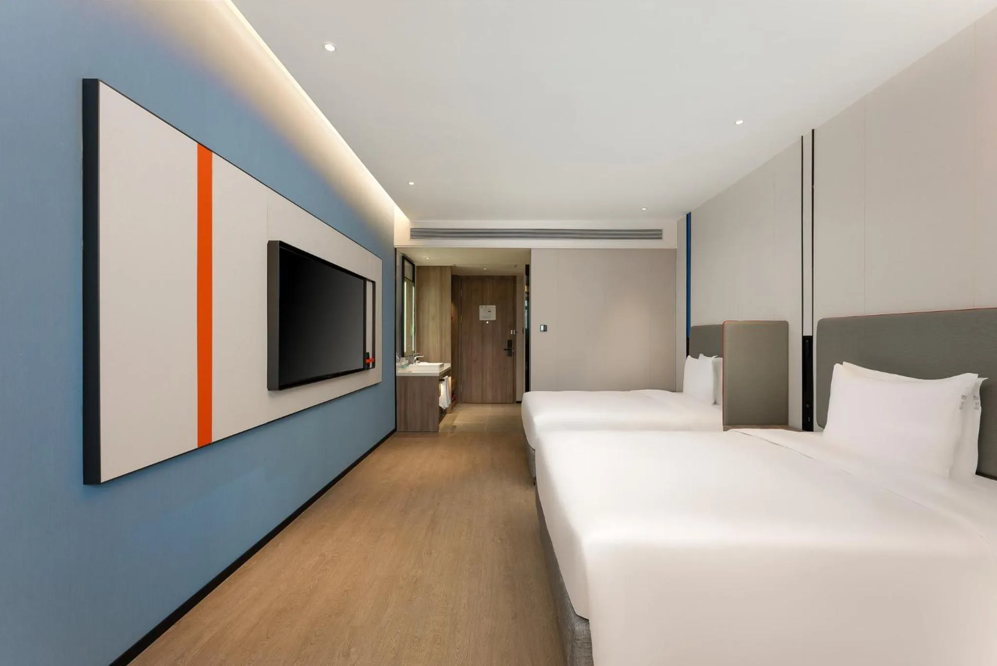 Photo of the whole room, Bed in Holiday Inn Express Shanghai Jing'an Temple by IHG