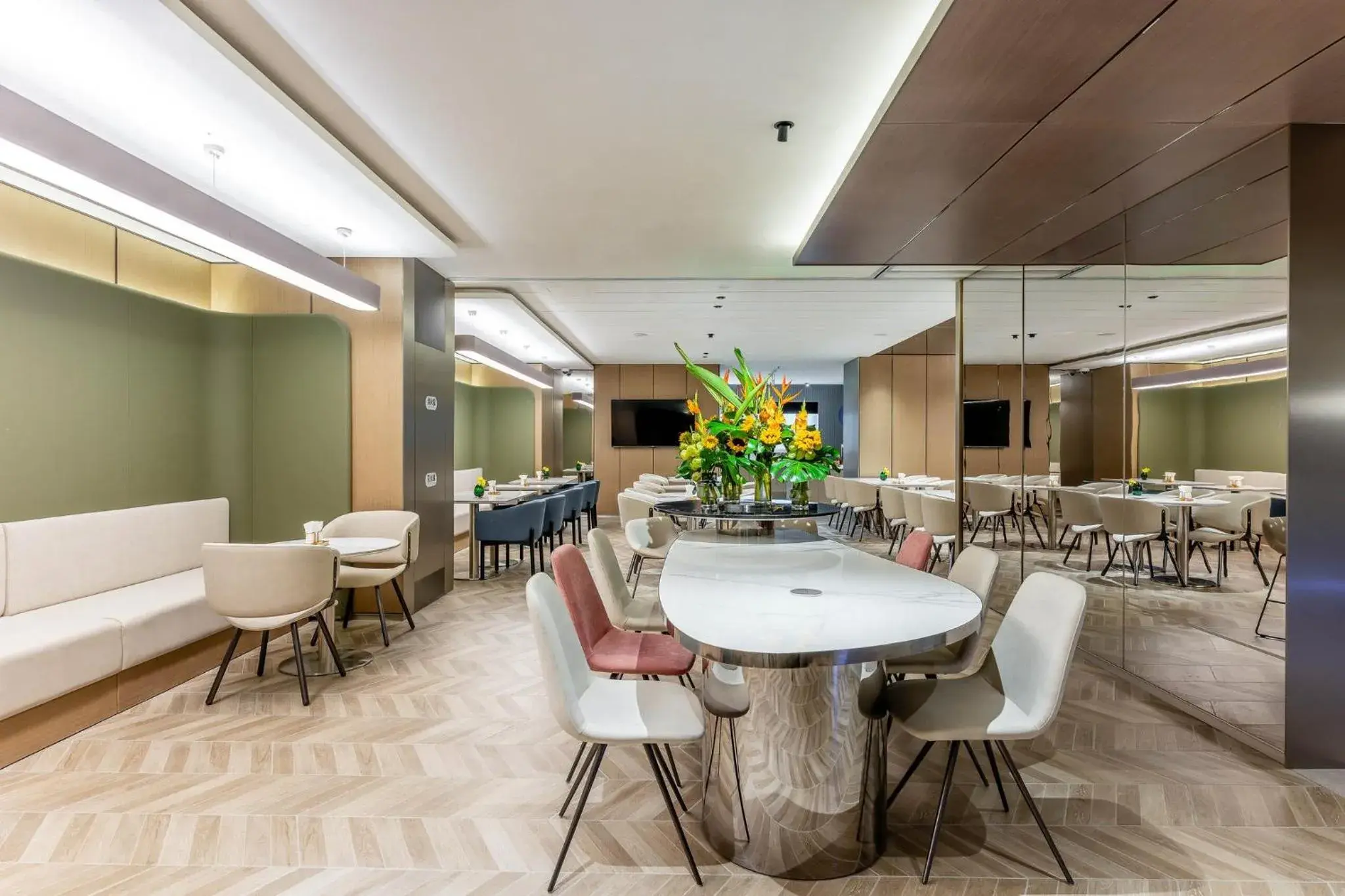 Restaurant/places to eat in Holiday Inn Express Shanghai Jing'an Temple by IHG Restaurant/places to eat in Holiday Inn Express Shanghai Jing'an Temple by IHG