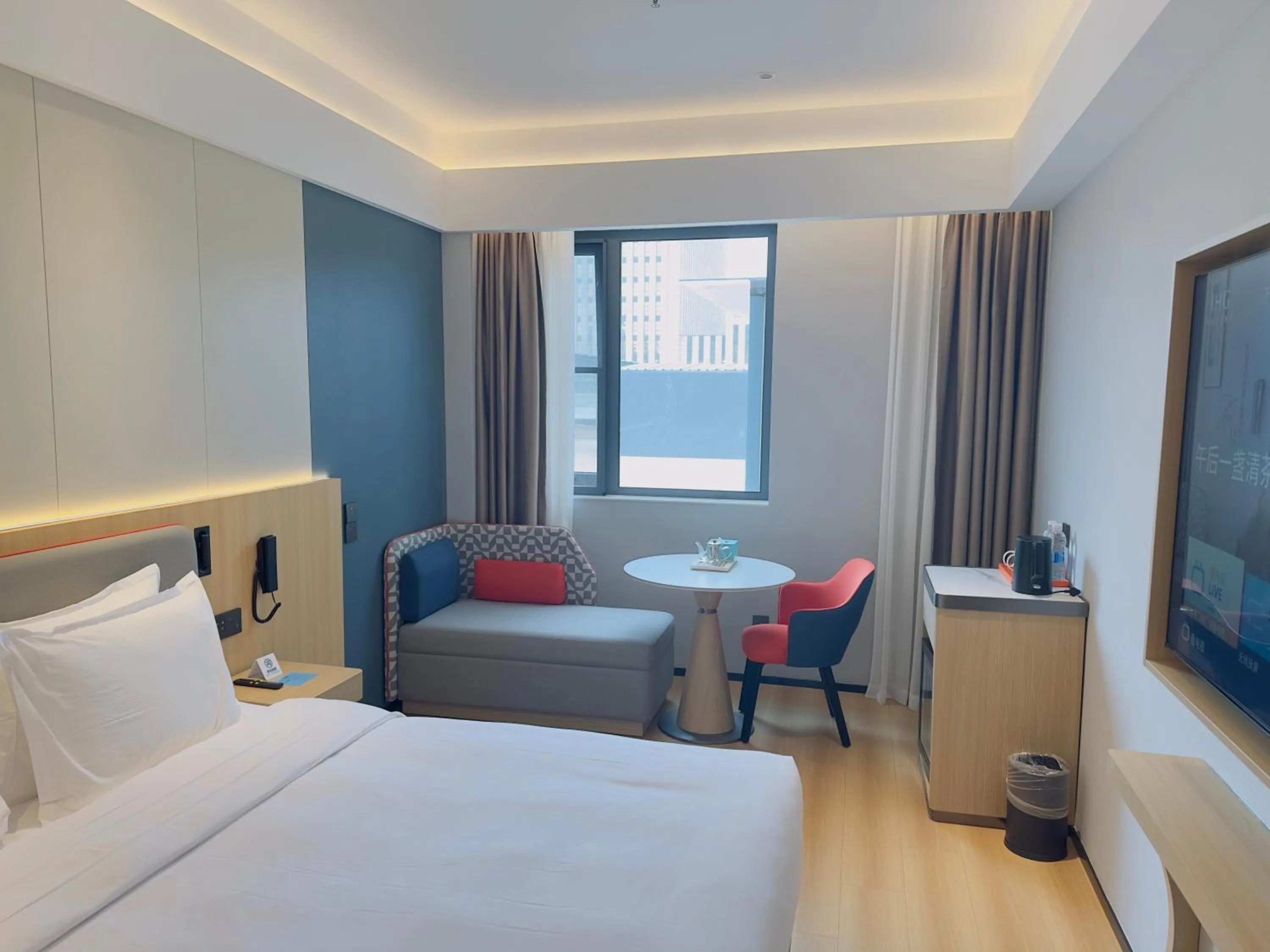 Photo of the whole room, Bed in Holiday Inn Express Nanjing Xi'anmen by IHG