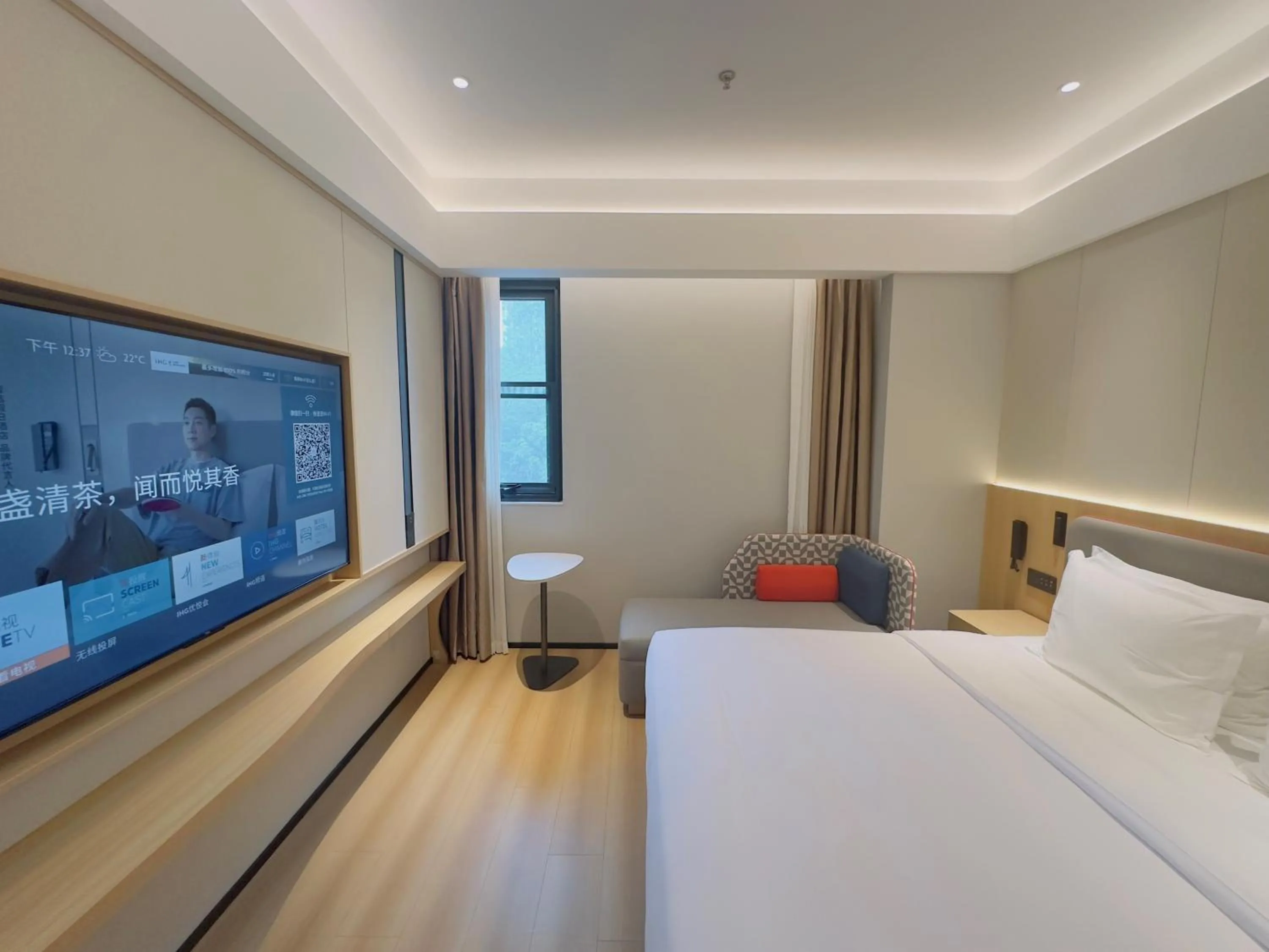 Photo of the whole room, Bed in Holiday Inn Express Nanjing Xi'anmen by IHG