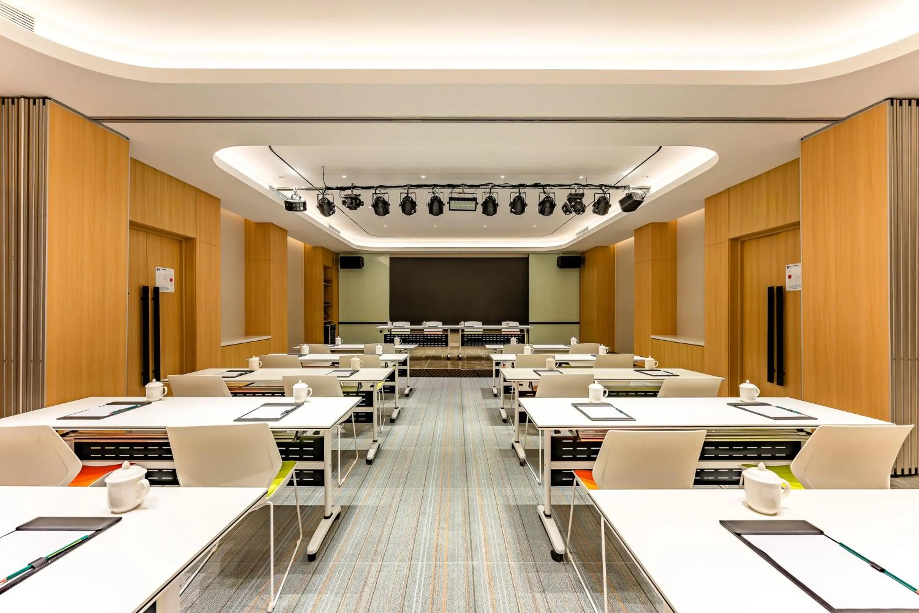 Meeting/conference room in Holiday Inn Express Nanjing Xi'anmen by IHG