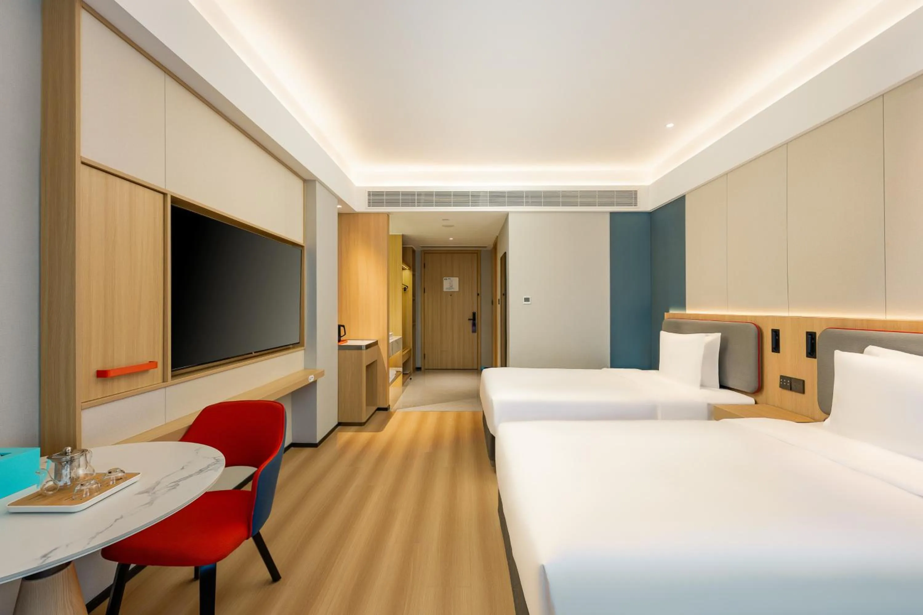 Photo of the whole room, Bed in Holiday Inn Express Nanjing Xi'anmen by IHG