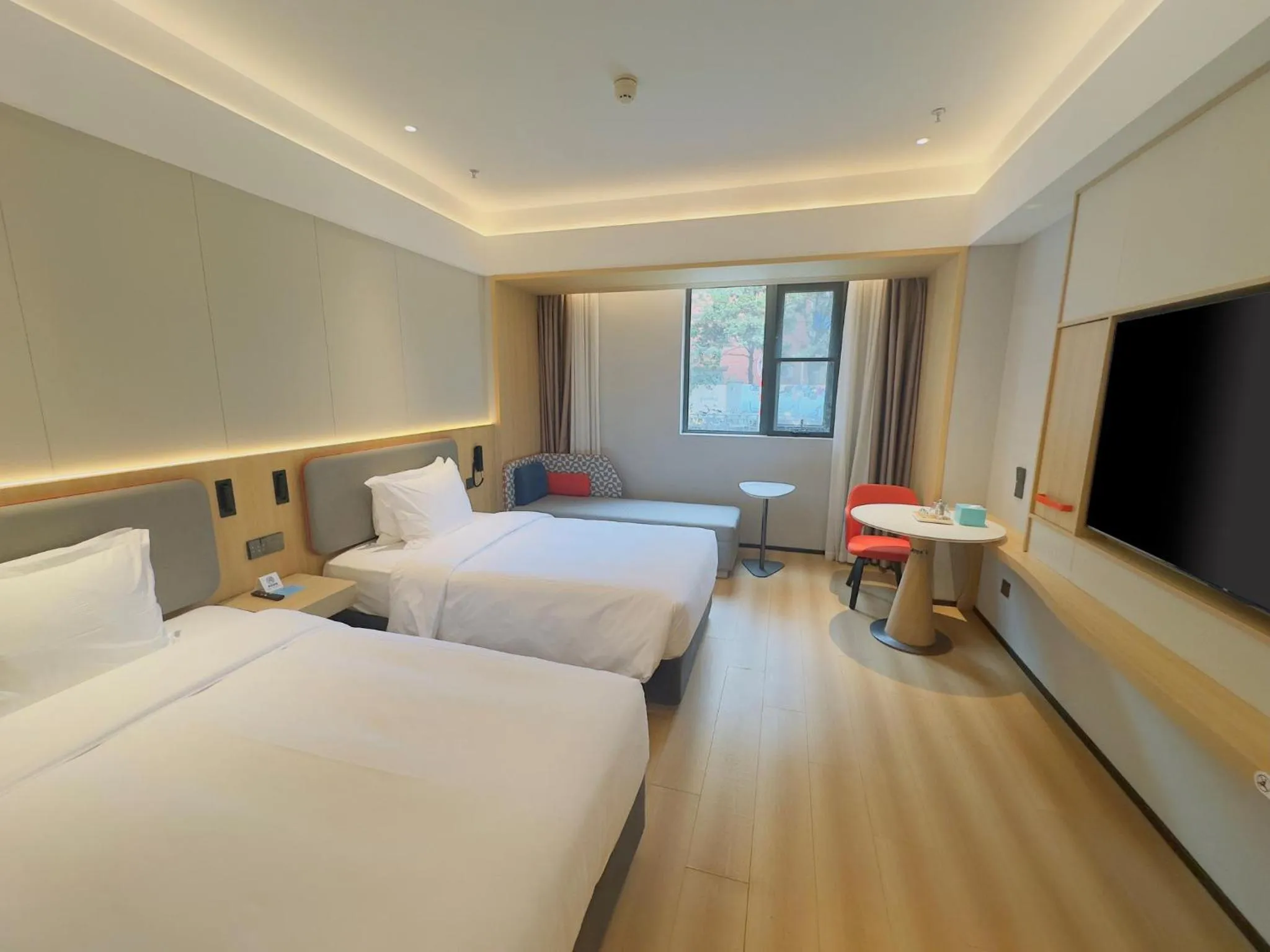 Photo of the whole room, Bed in Holiday Inn Express Nanjing Xi'anmen by IHG