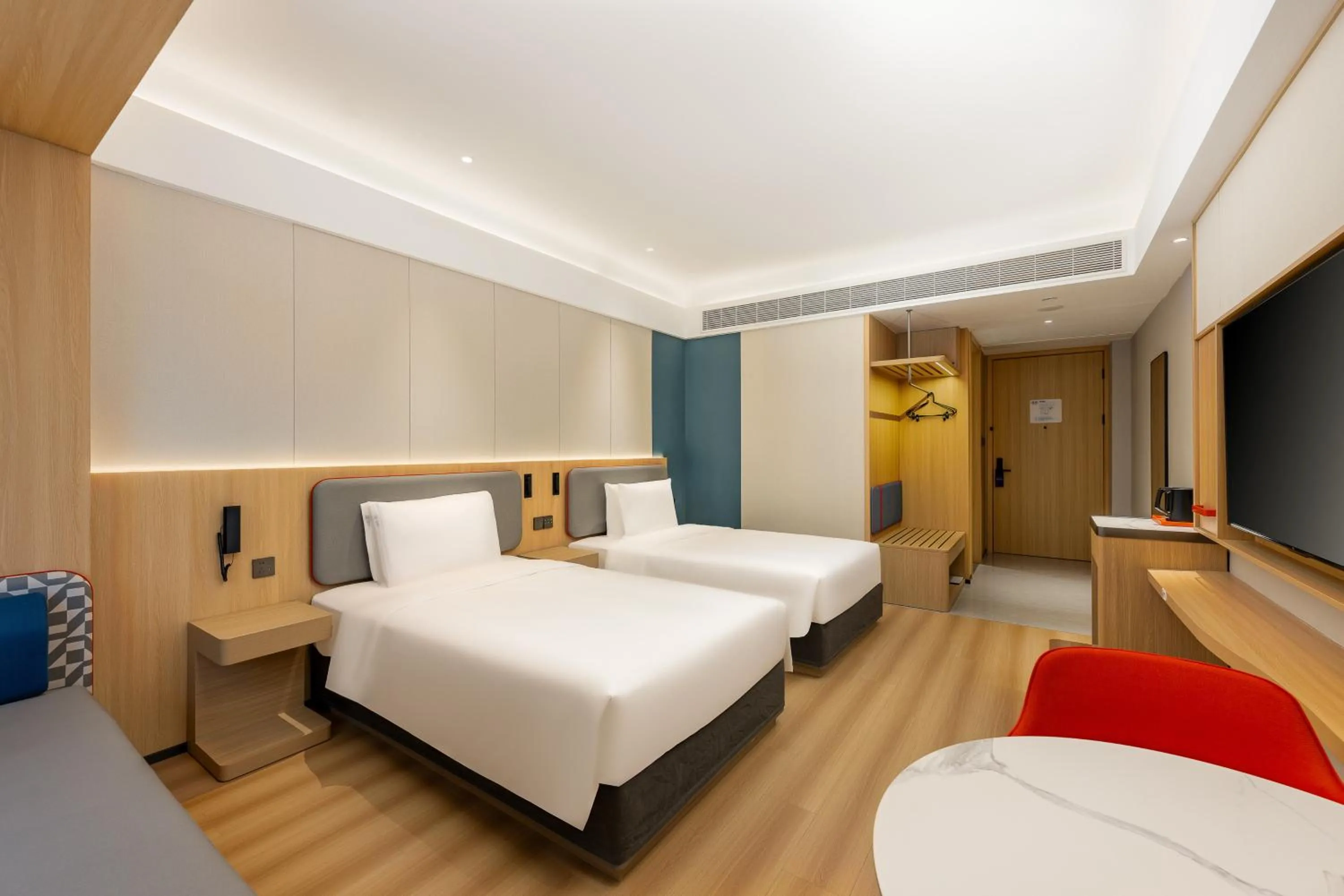 Photo of the whole room, Bed in Holiday Inn Express Nanjing Xi'anmen by IHG