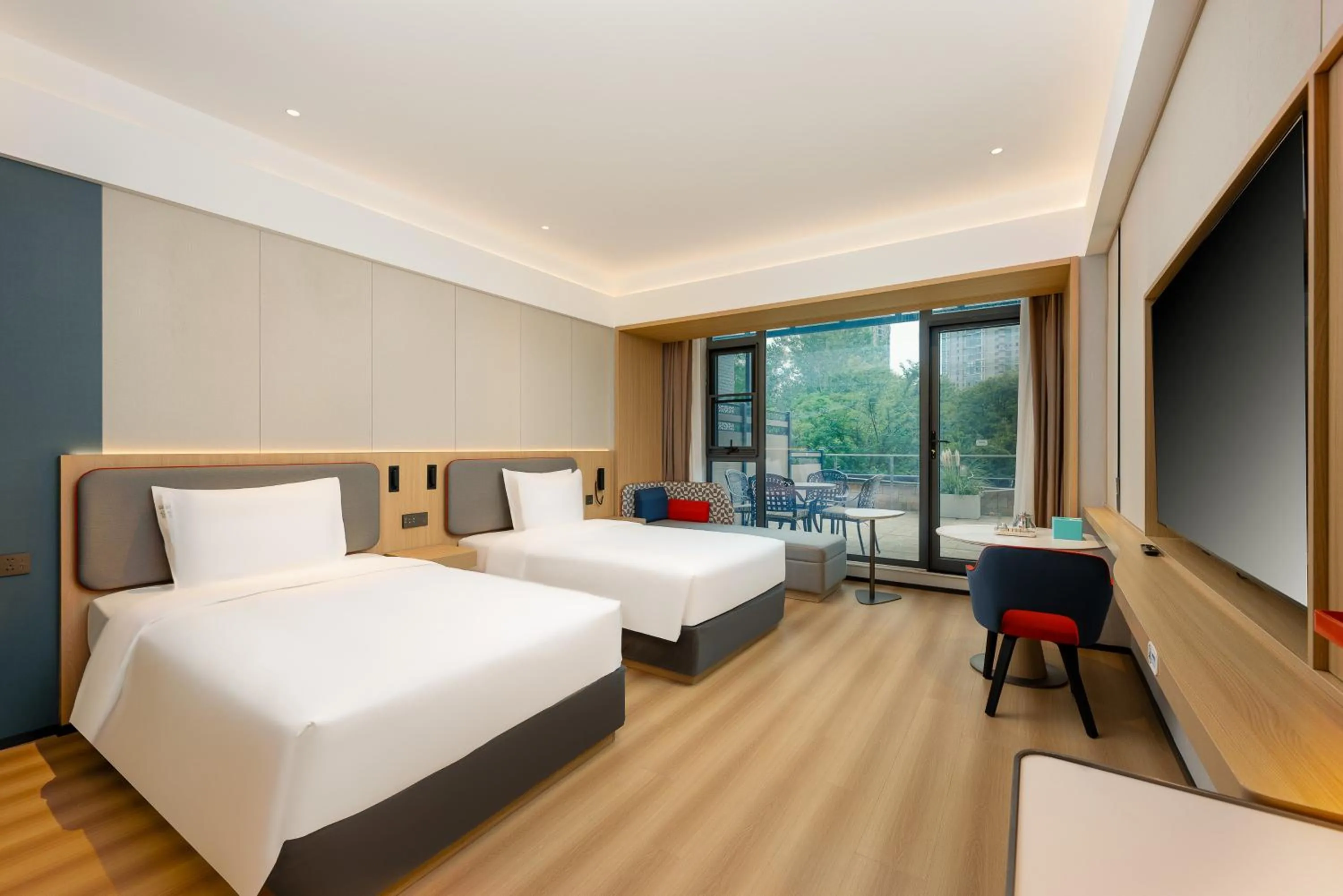 Photo of the whole room, Bed in Holiday Inn Express Nanjing Xi'anmen by IHG