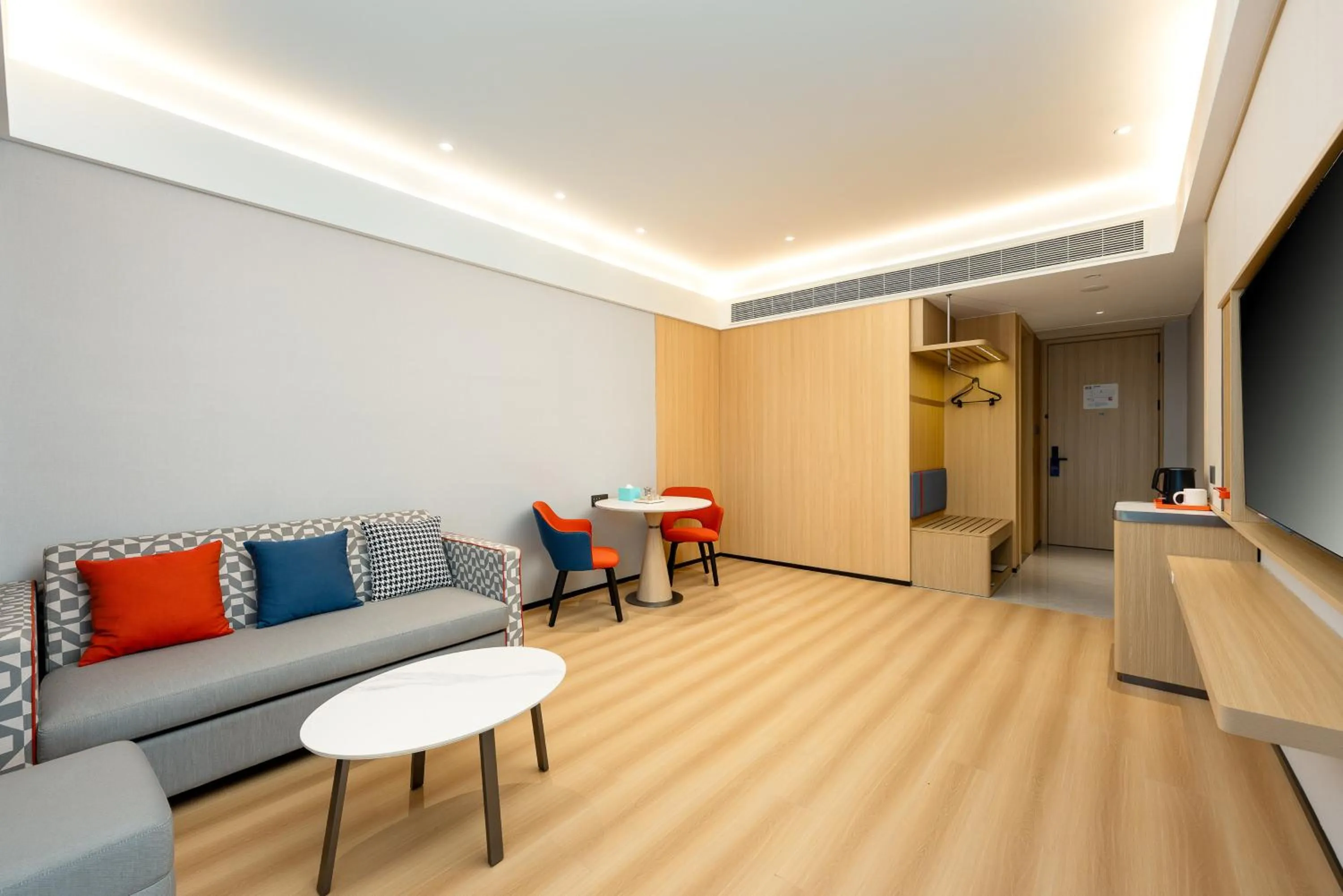 Photo of the whole room in Holiday Inn Express Nanjing Xi'anmen by IHG