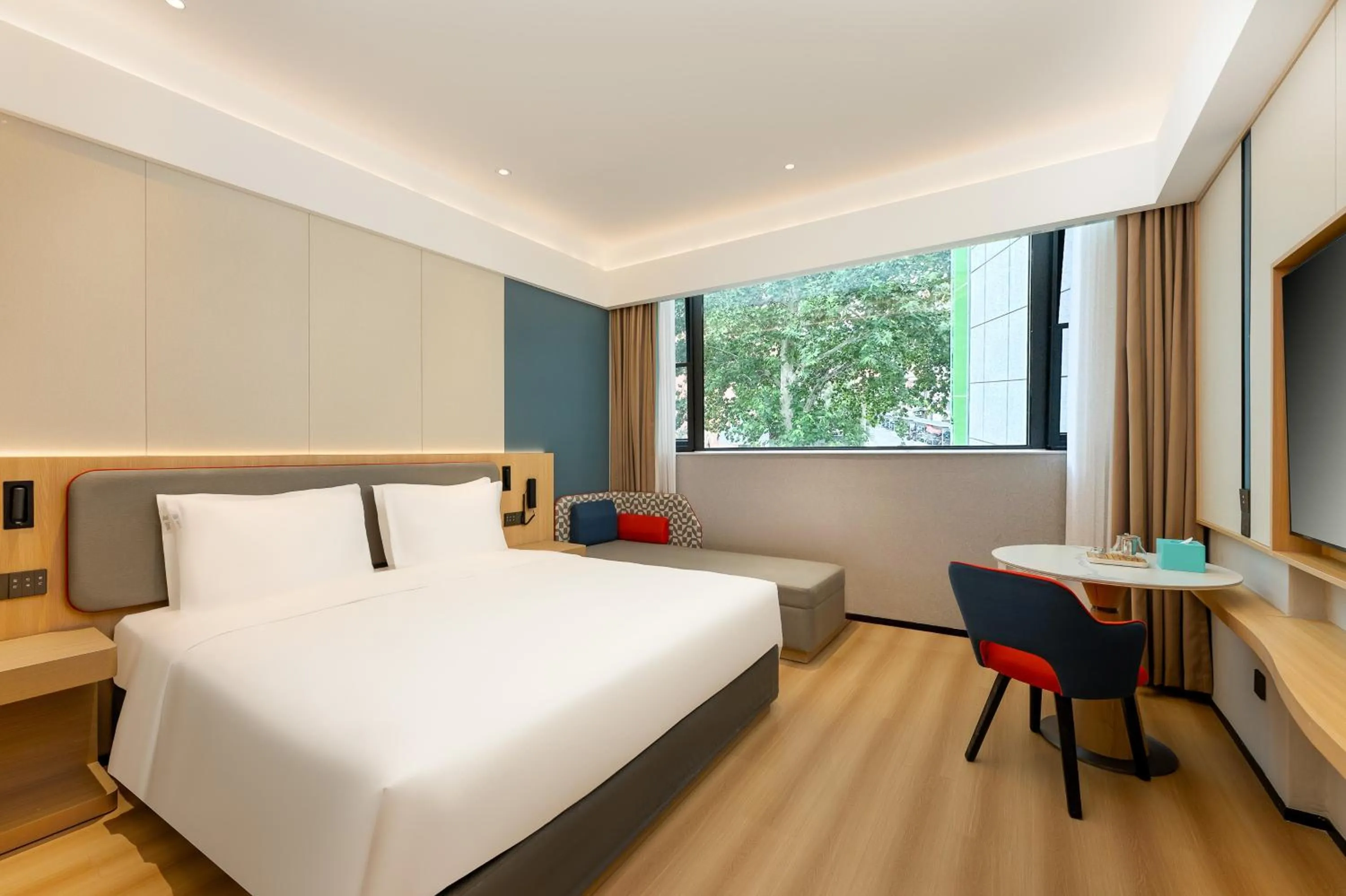Photo of the whole room, Bed in Holiday Inn Express Nanjing Xi'anmen by IHG