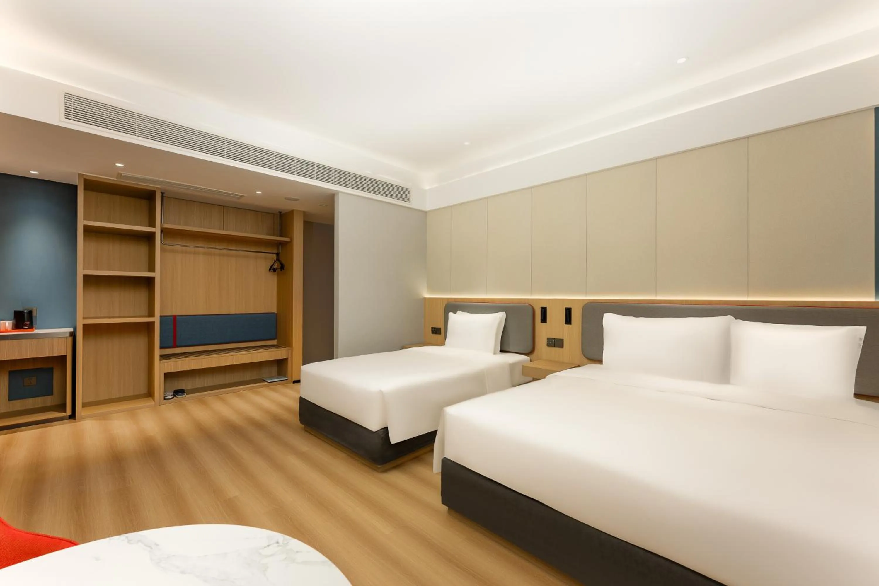 Photo of the whole room, Bed in Holiday Inn Express Nanjing Xi'anmen by IHG