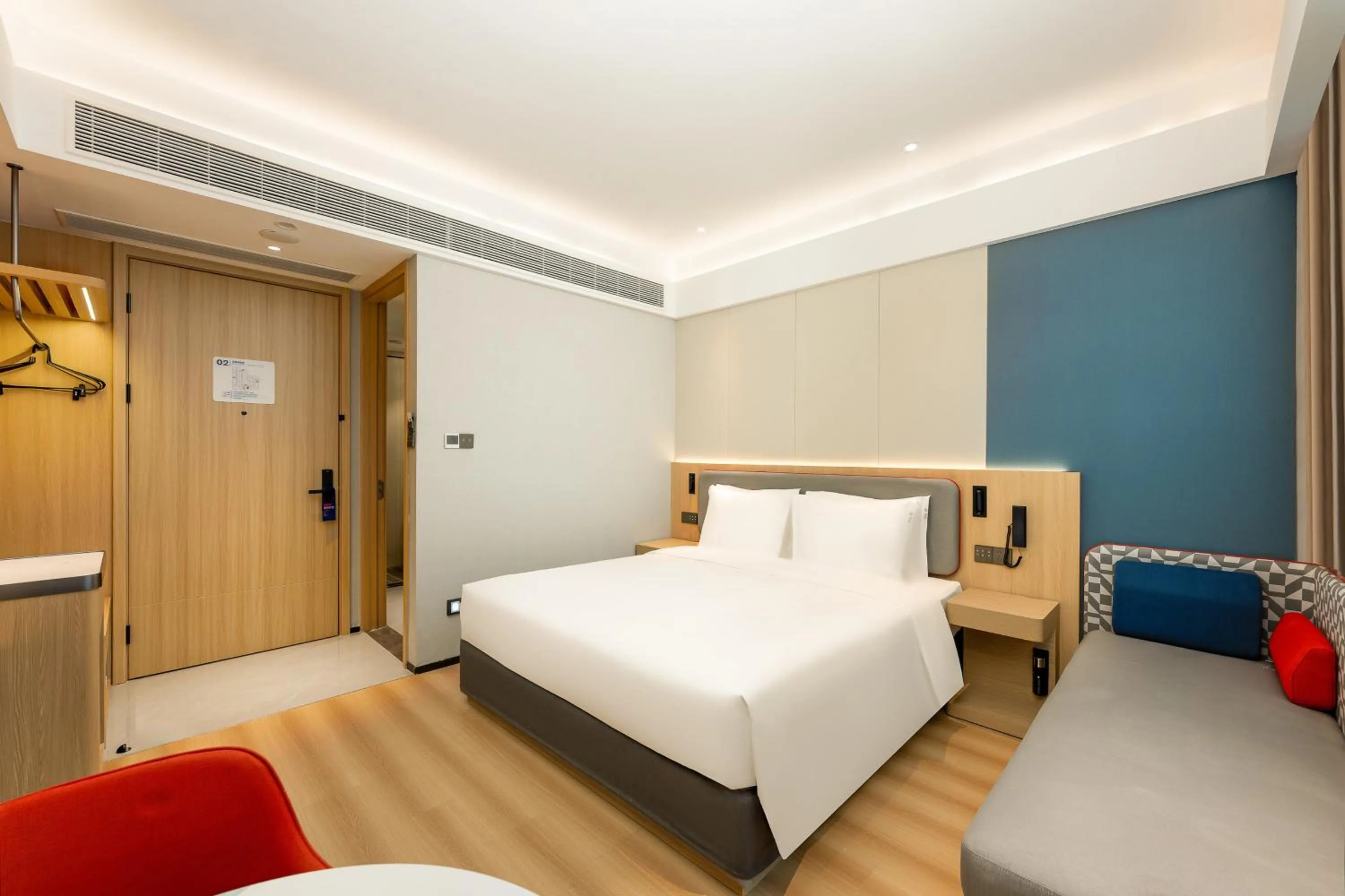 Photo of the whole room, Bed in Holiday Inn Express Nanjing Xi'anmen by IHG