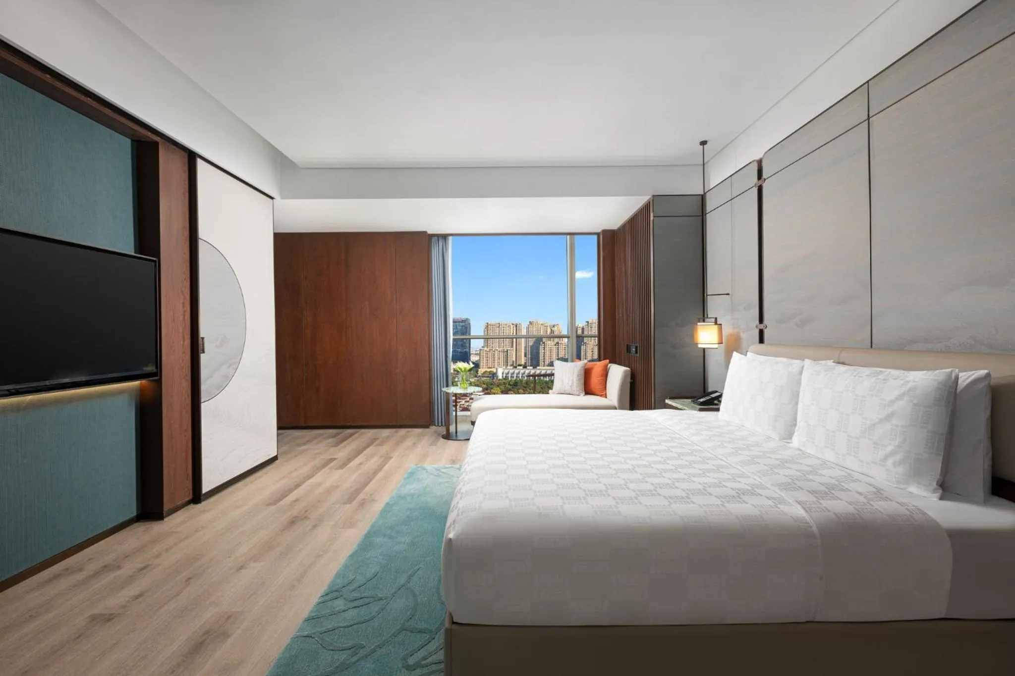 Photo of the whole room, Bed in HUALUXE Hotels and Resorts Haining