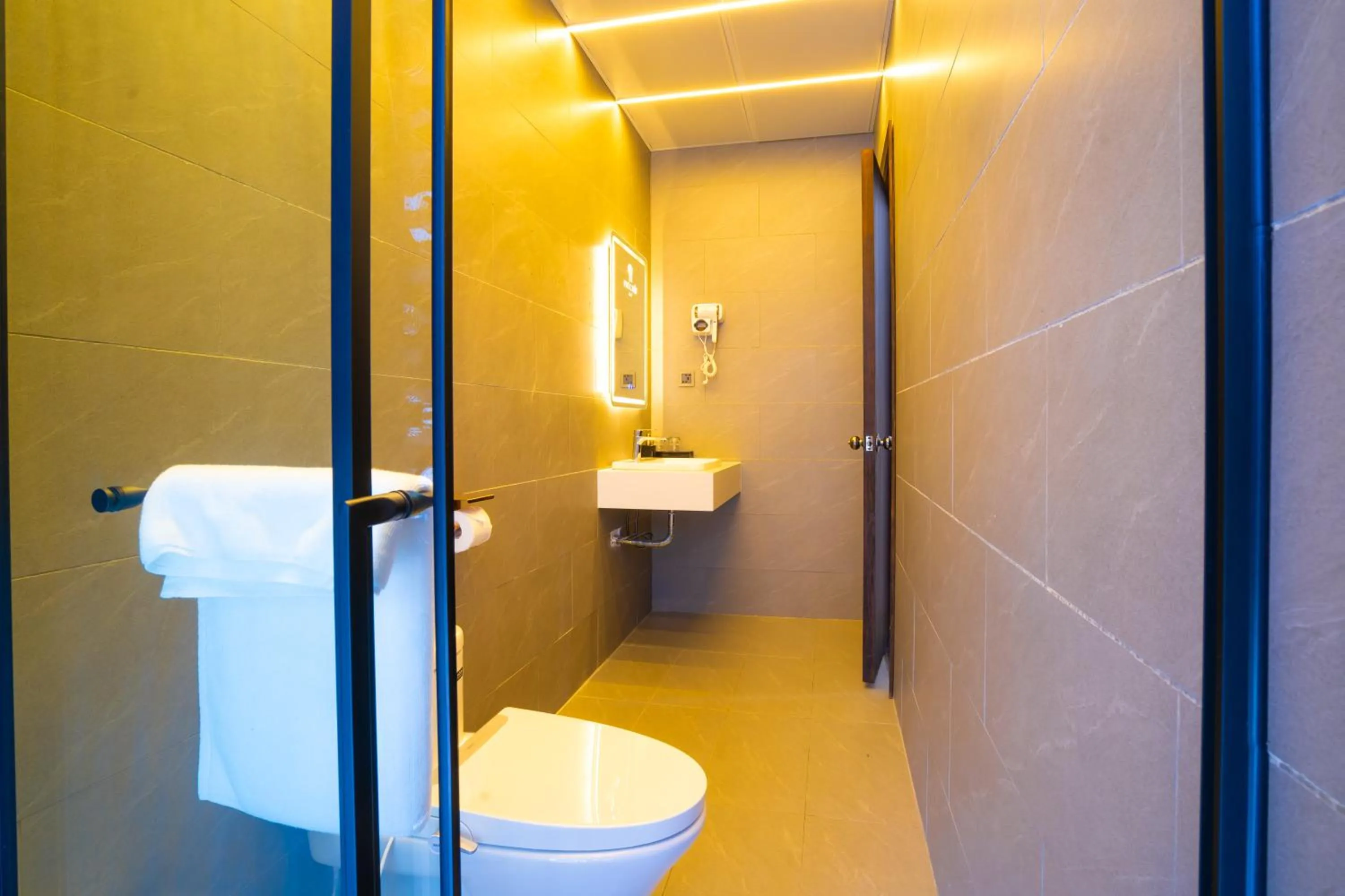 Shower in Phuc Hai Hotel Da Lat