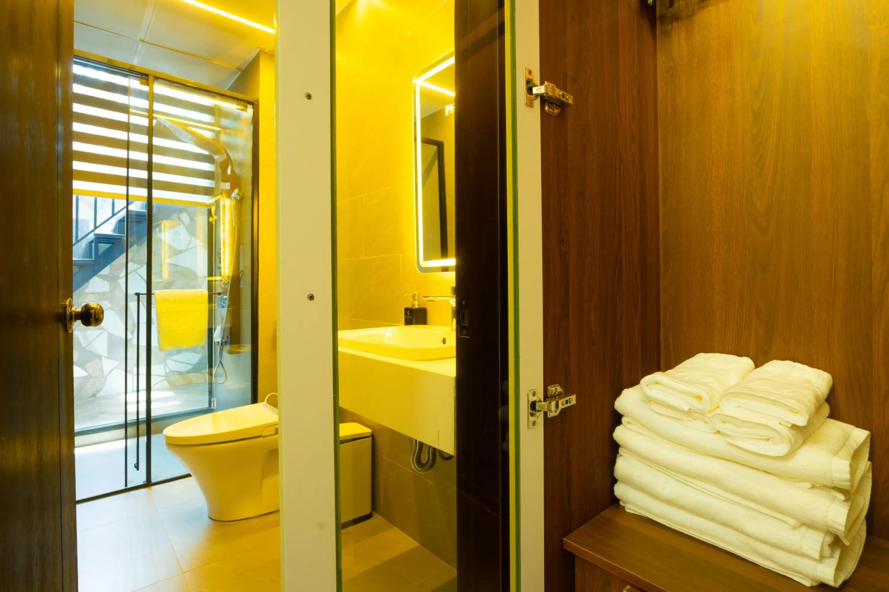 Shower in Phuc Hai Hotel Da Lat