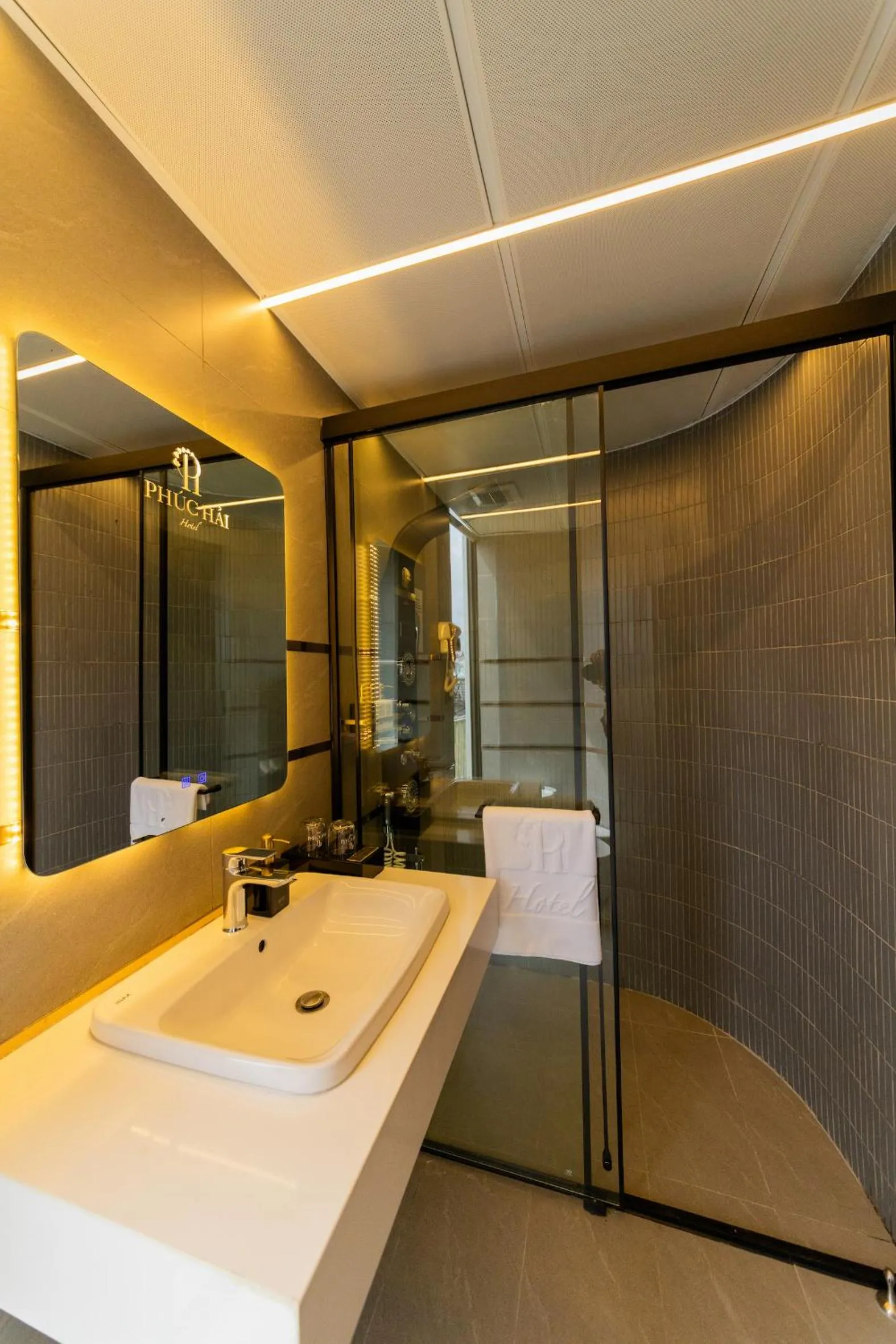 Shower in Phuc Hai Hotel Da Lat