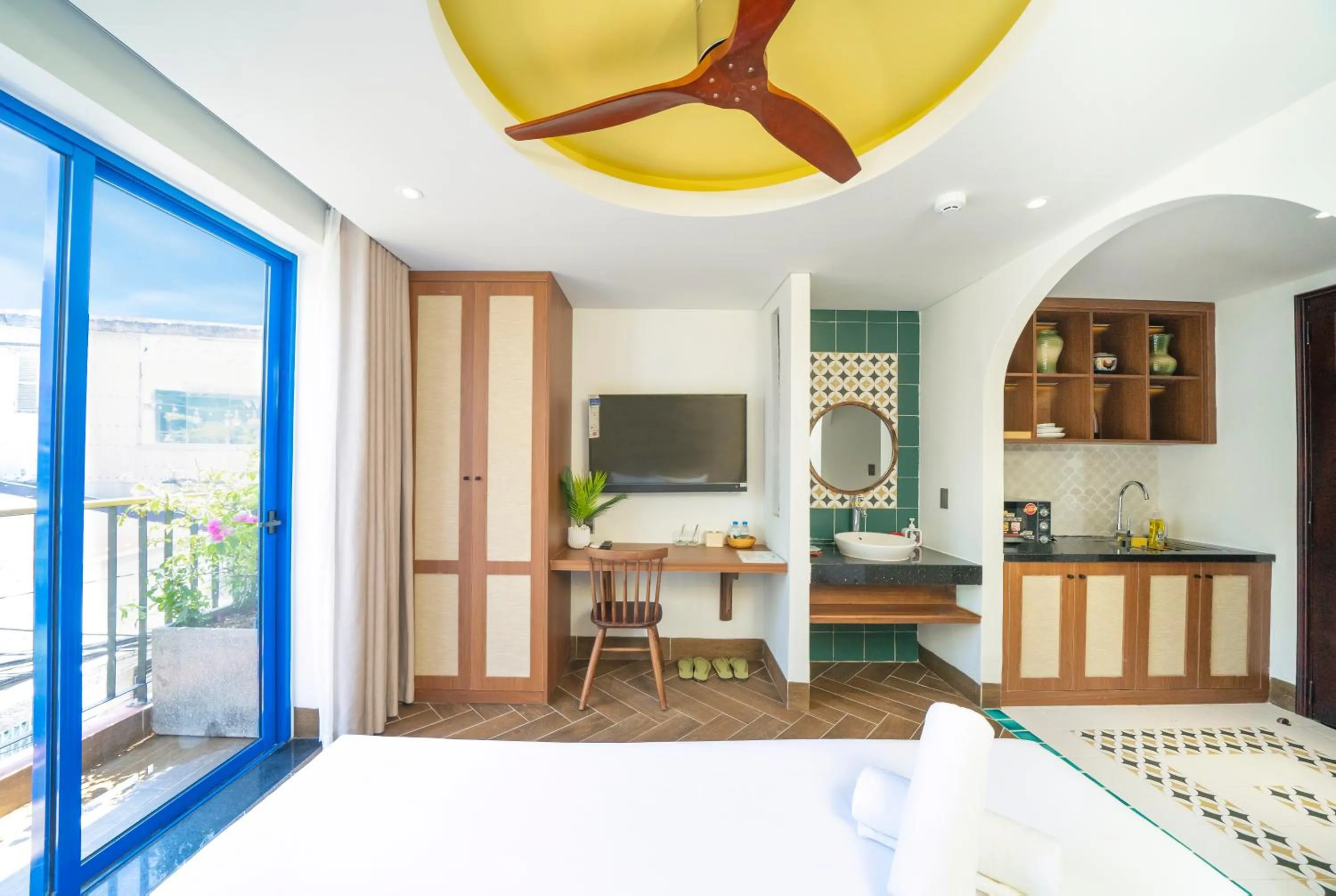 Balcony/Terrace, Bed in Sujet Hotel Da Nang