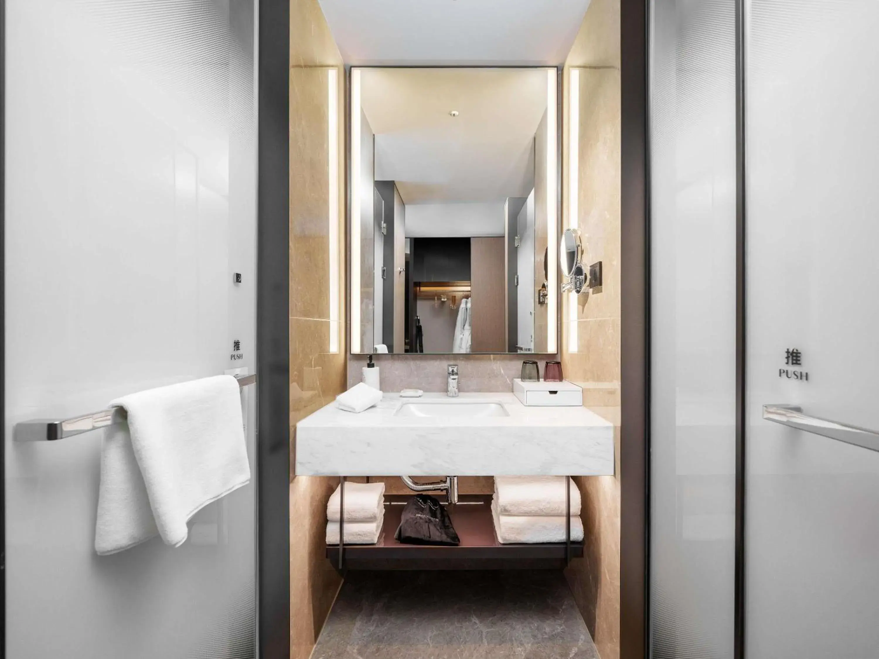 Bedroom in Grand Mercure Wuhan Hanyang Bedroom in Grand Mercure Wuhan Hanyang