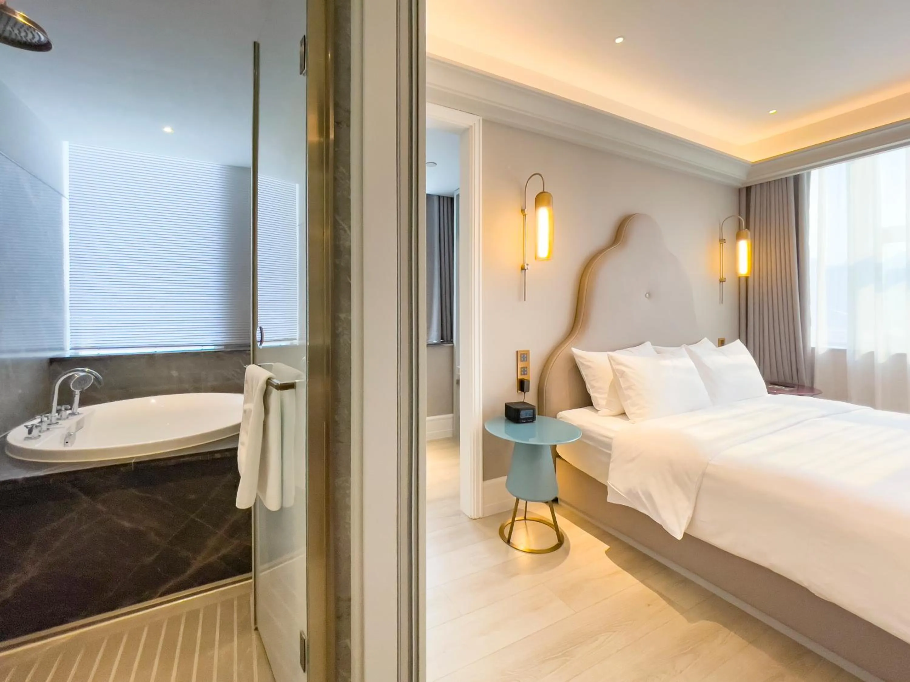 Bathroom, Bed in Mercure Shijiazhuang People Square