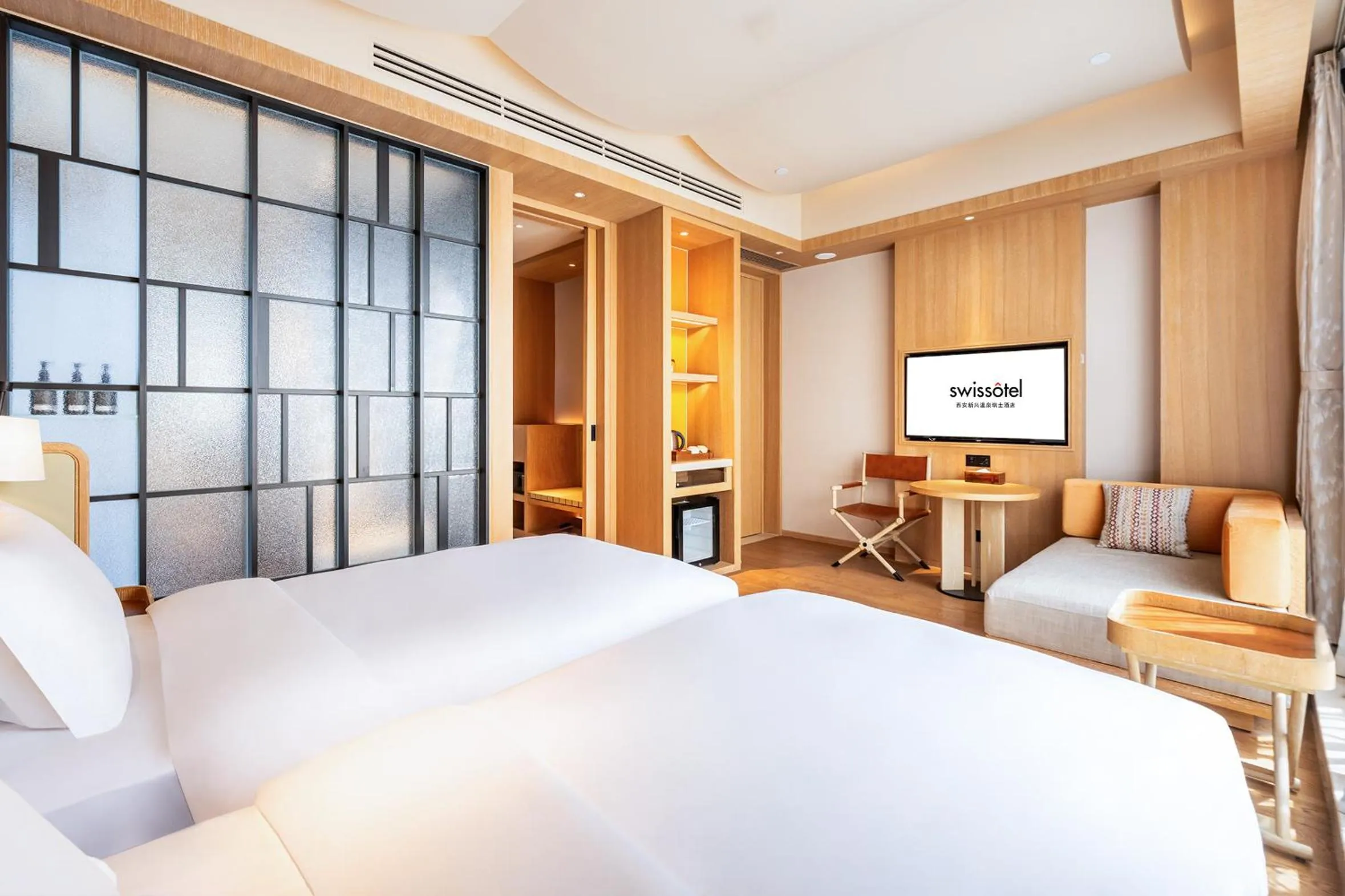 Photo of the whole room, Bed in Swissotel Xi' an Xinxing Hot Spring