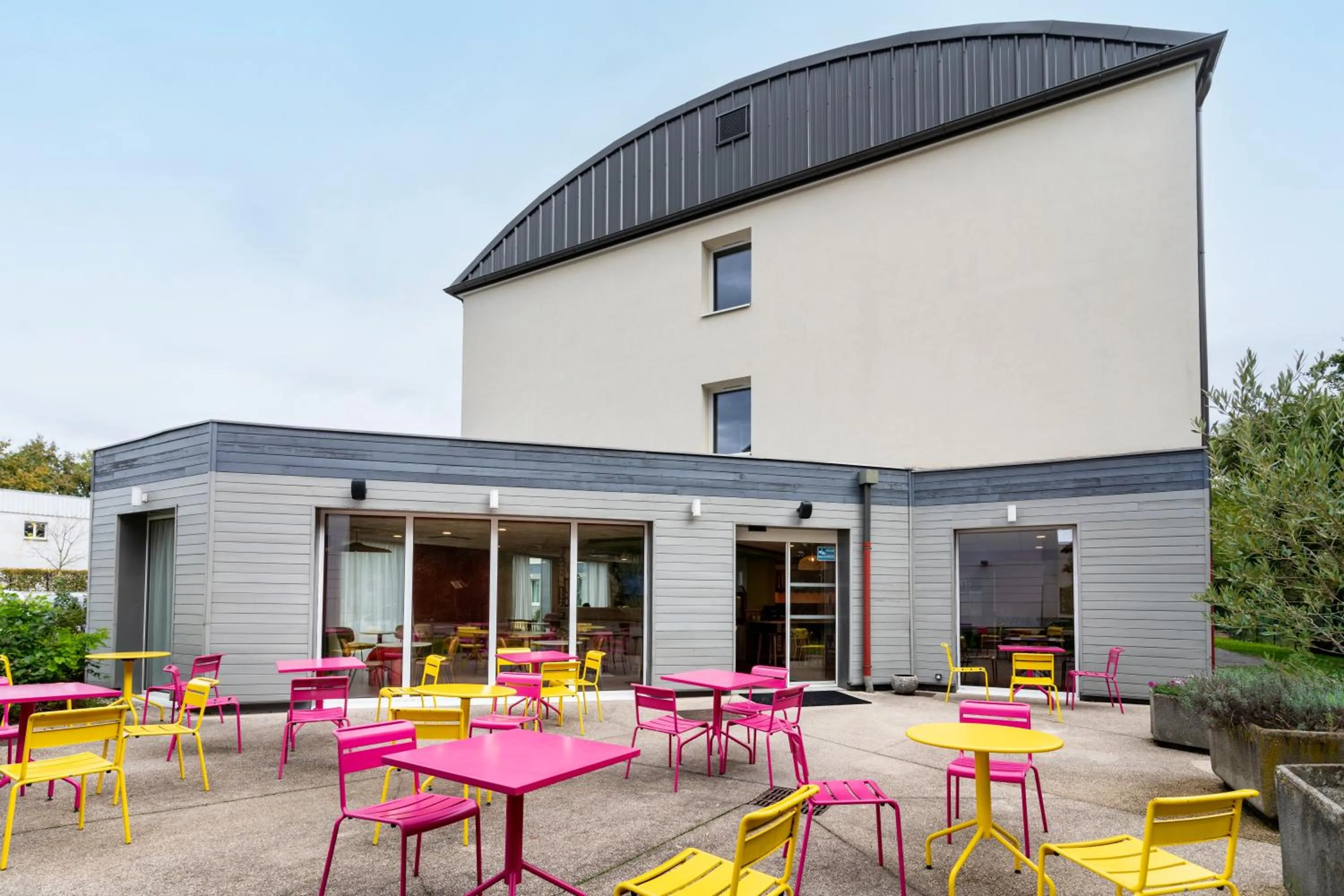 Patio in ibis Styles Prévessin Genève Aéroport