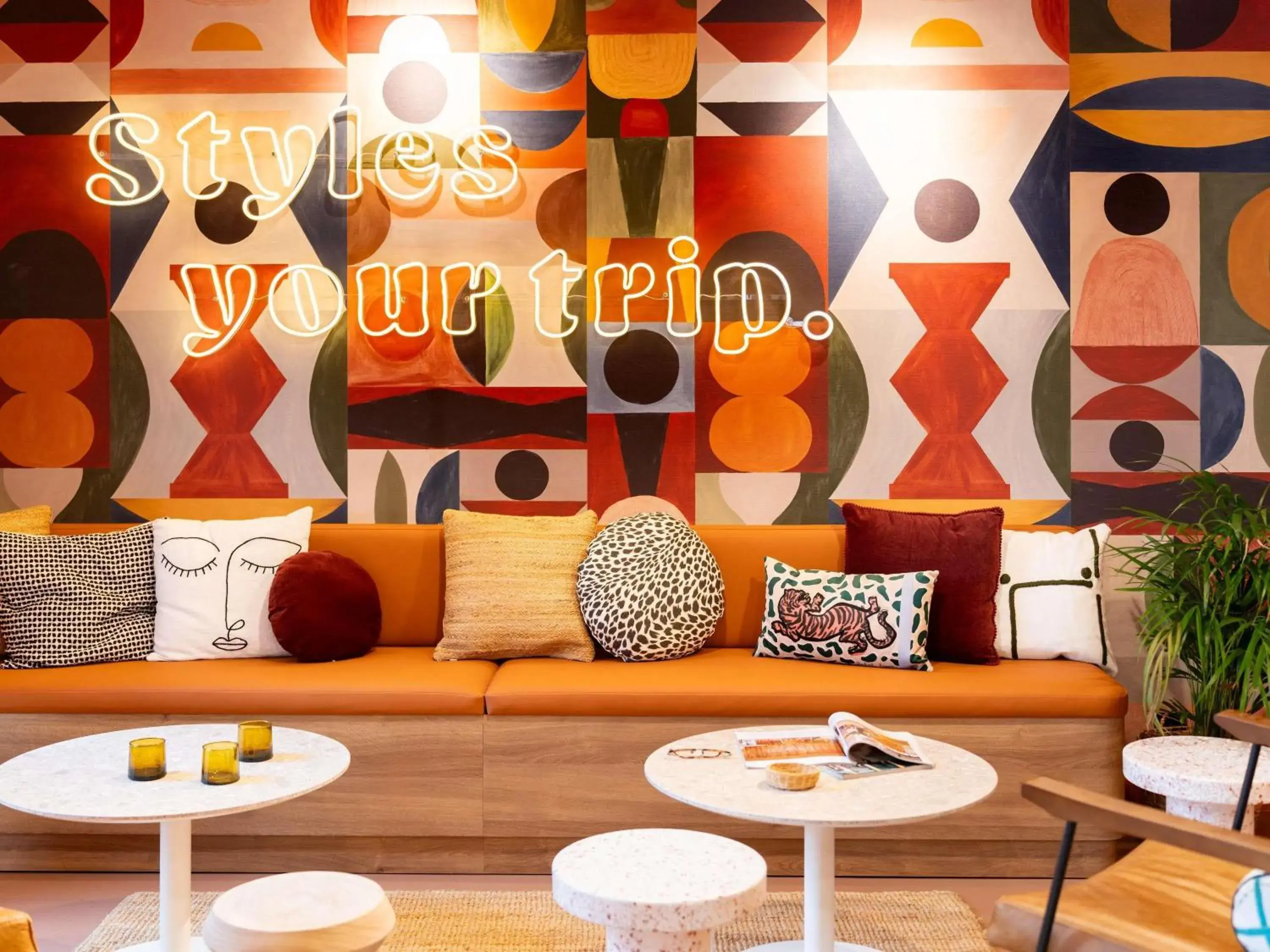 Lounge or bar in ibis Styles Prévessin Genève Aéroport Lounge or bar in ibis Styles Prévessin Genève Aéroport