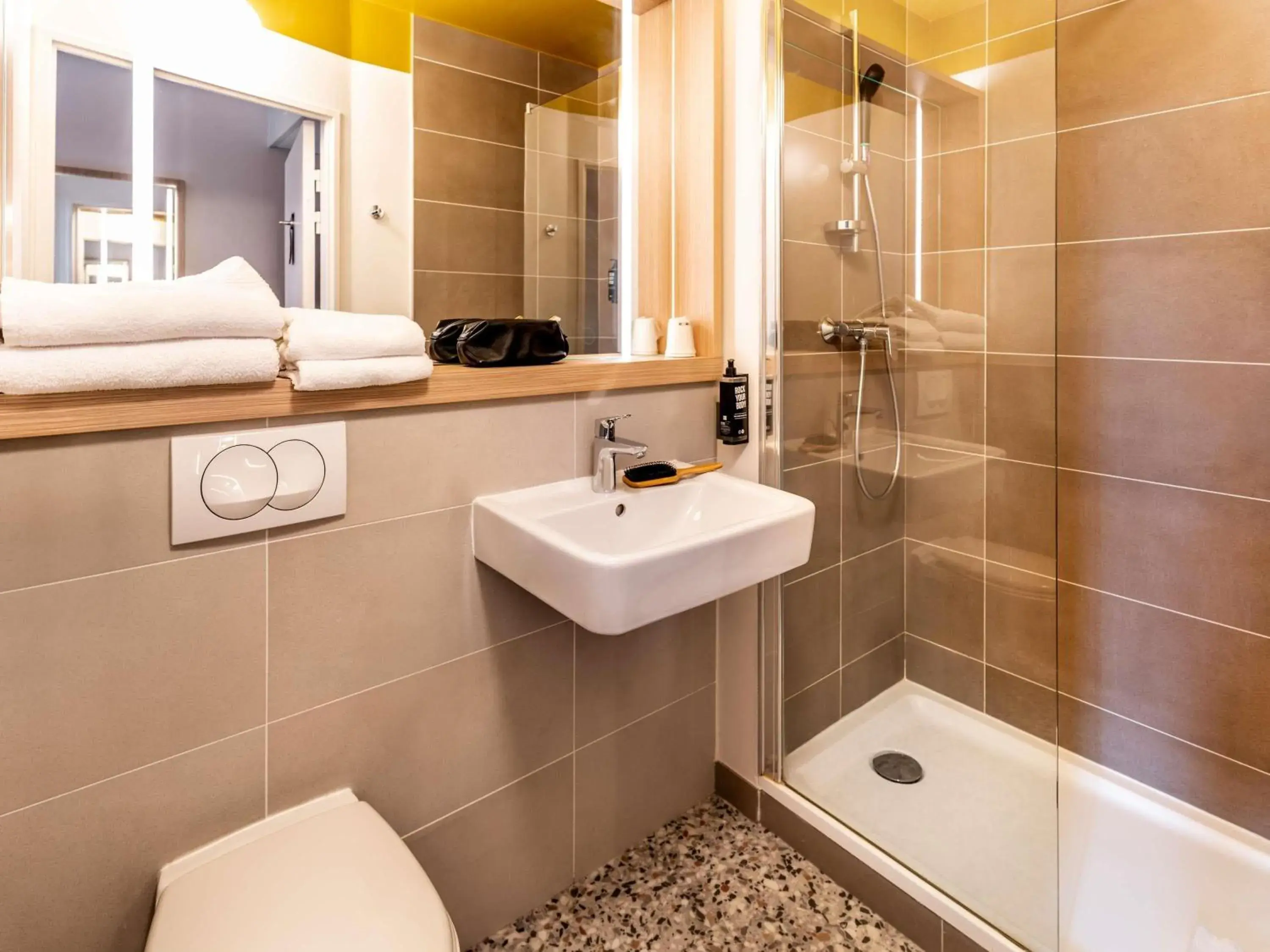 Bedroom in ibis Styles Prévessin Genève Aéroport Bedroom in ibis Styles Prévessin Genève Aéroport