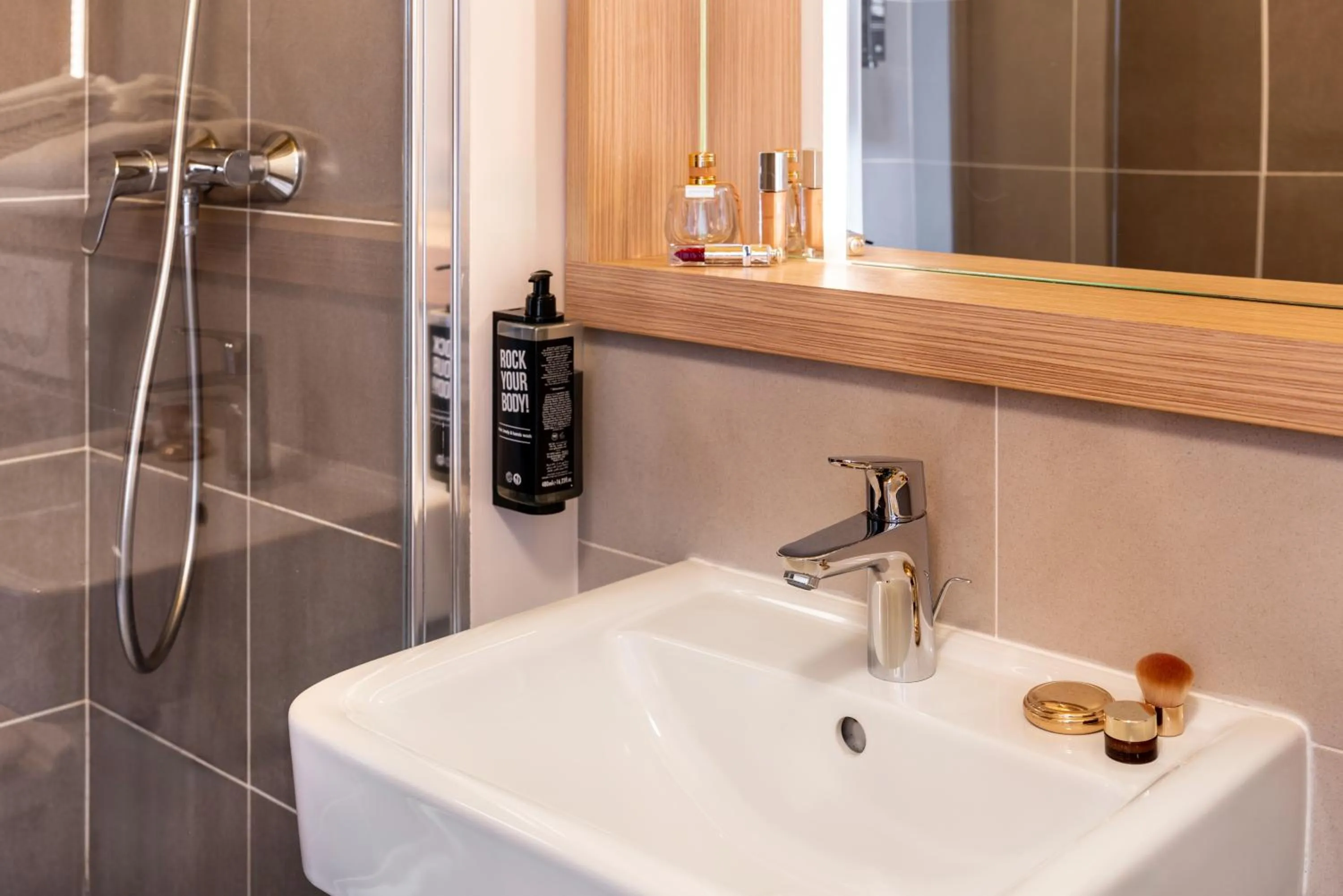 Bathroom in ibis Styles Prévessin Genève Aéroport