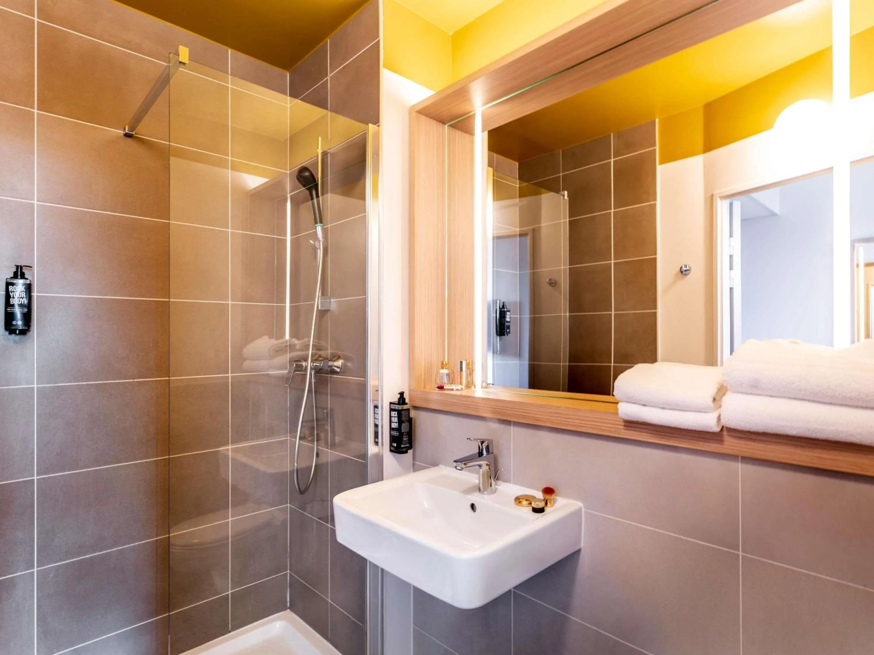 Bedroom in ibis Styles Prévessin Genève Aéroport