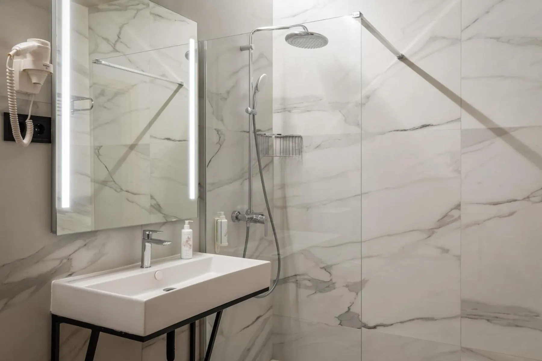 Shower in Aerohotel Barcelona Airport 24h