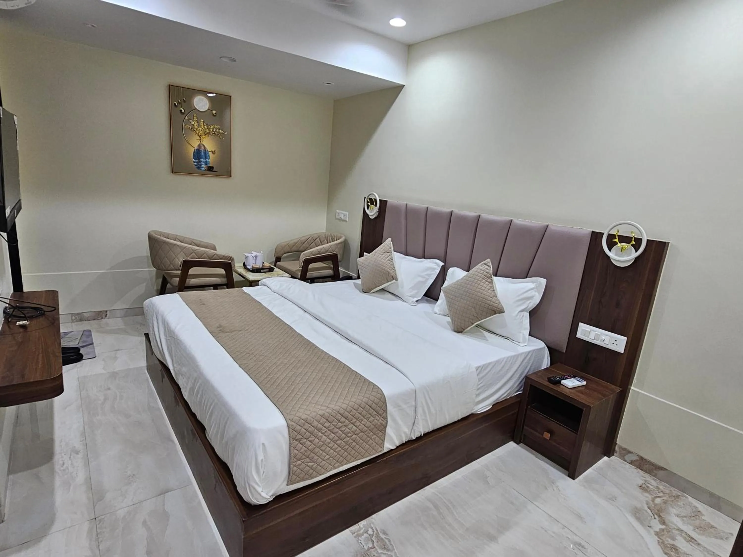 Bathroom, Bed in The Eiffel Hotel & Banquet