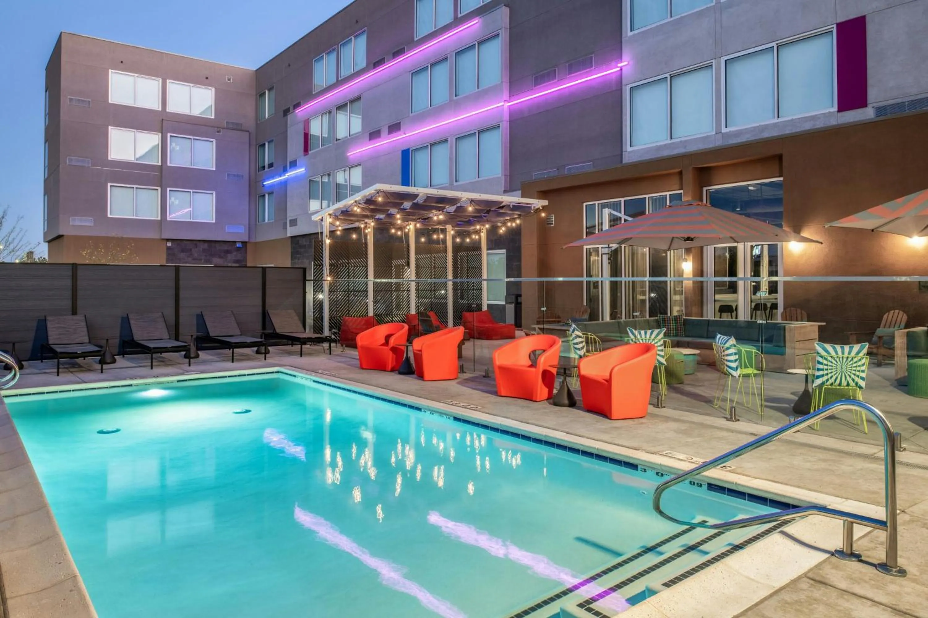 Swimming pool in Aloft Sacramento Airport Natomas