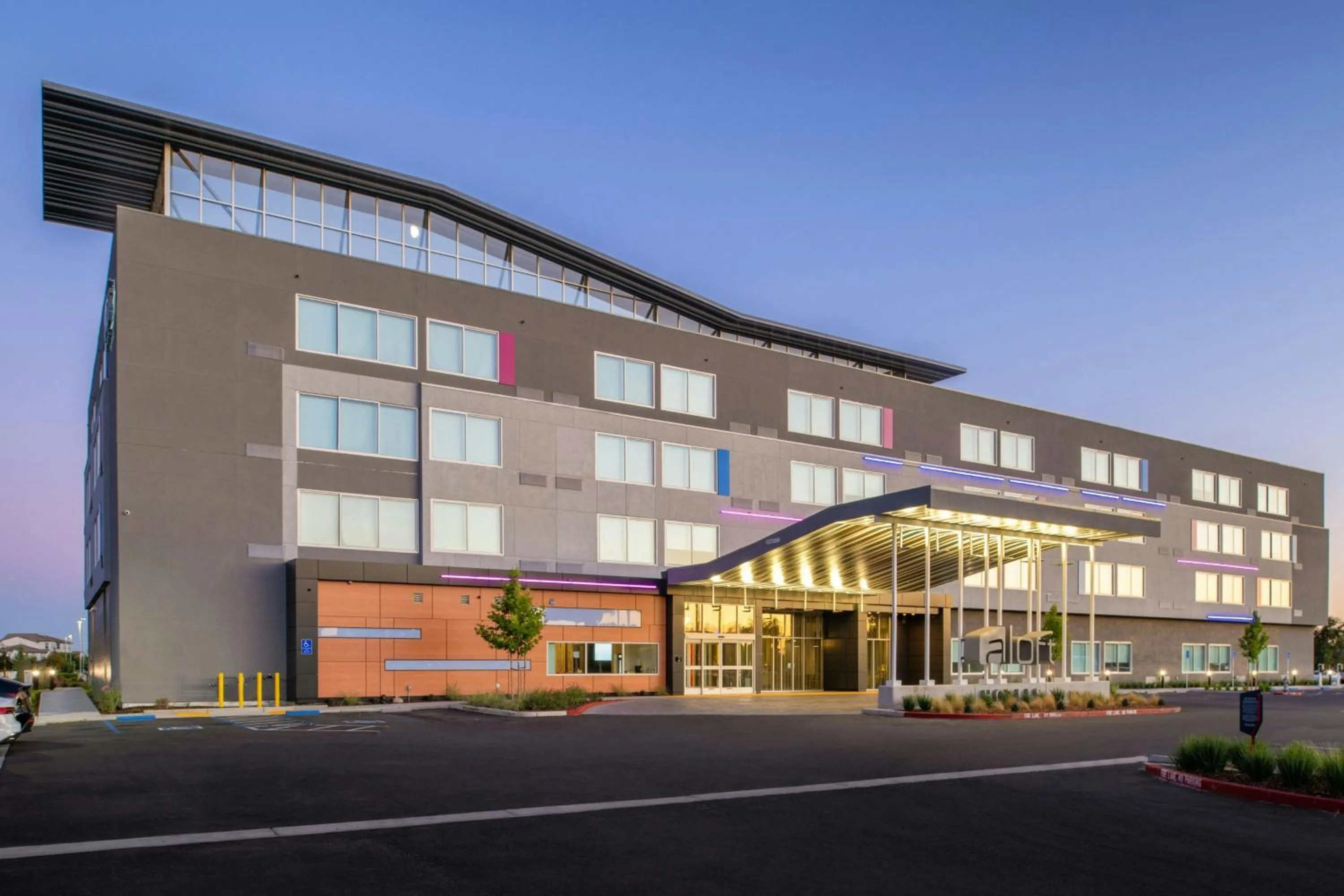 Property building in Aloft Sacramento Airport Natomas