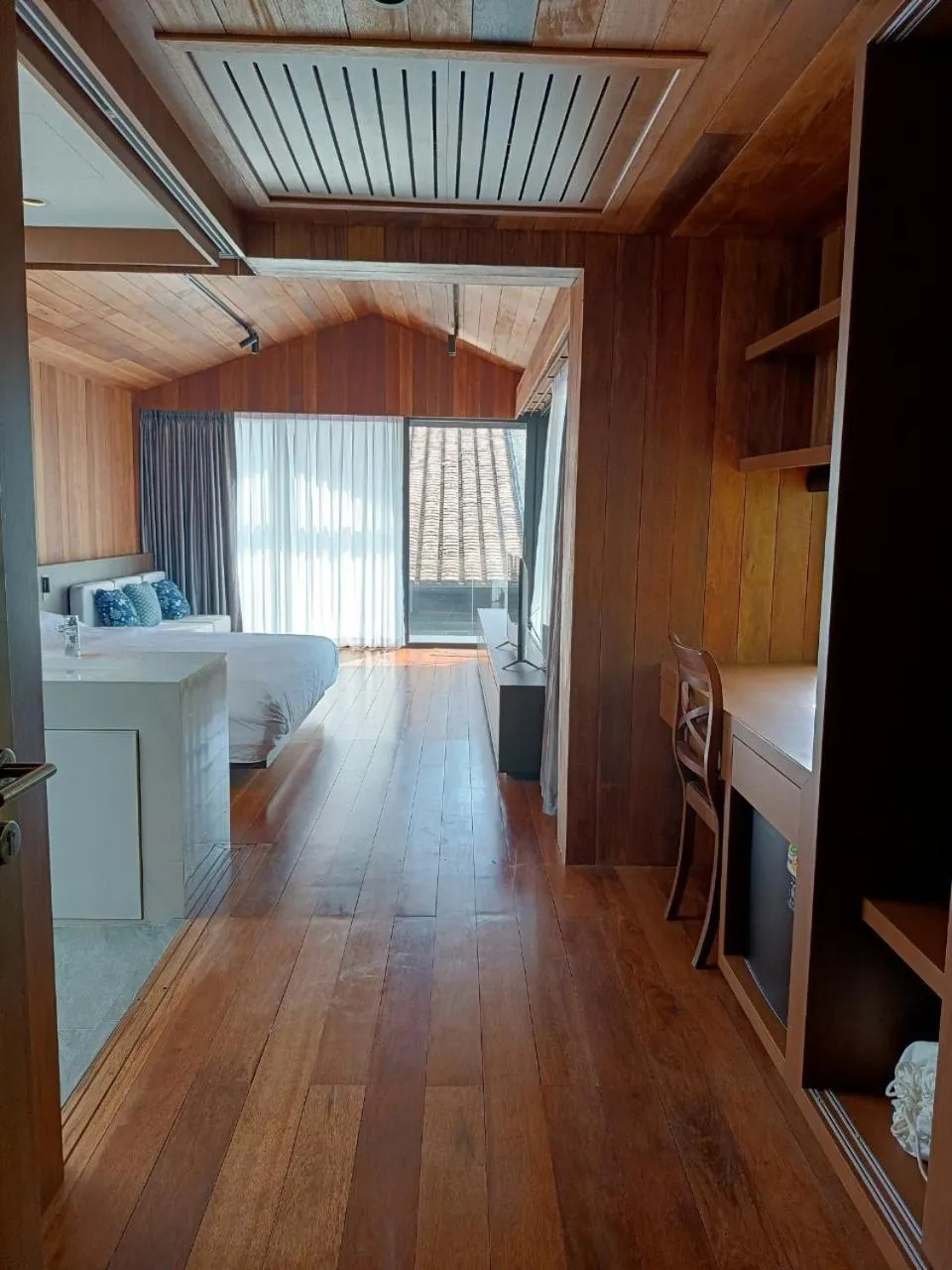 Photo of the whole room, Bed in KLUENNGAM Cafe & Stay