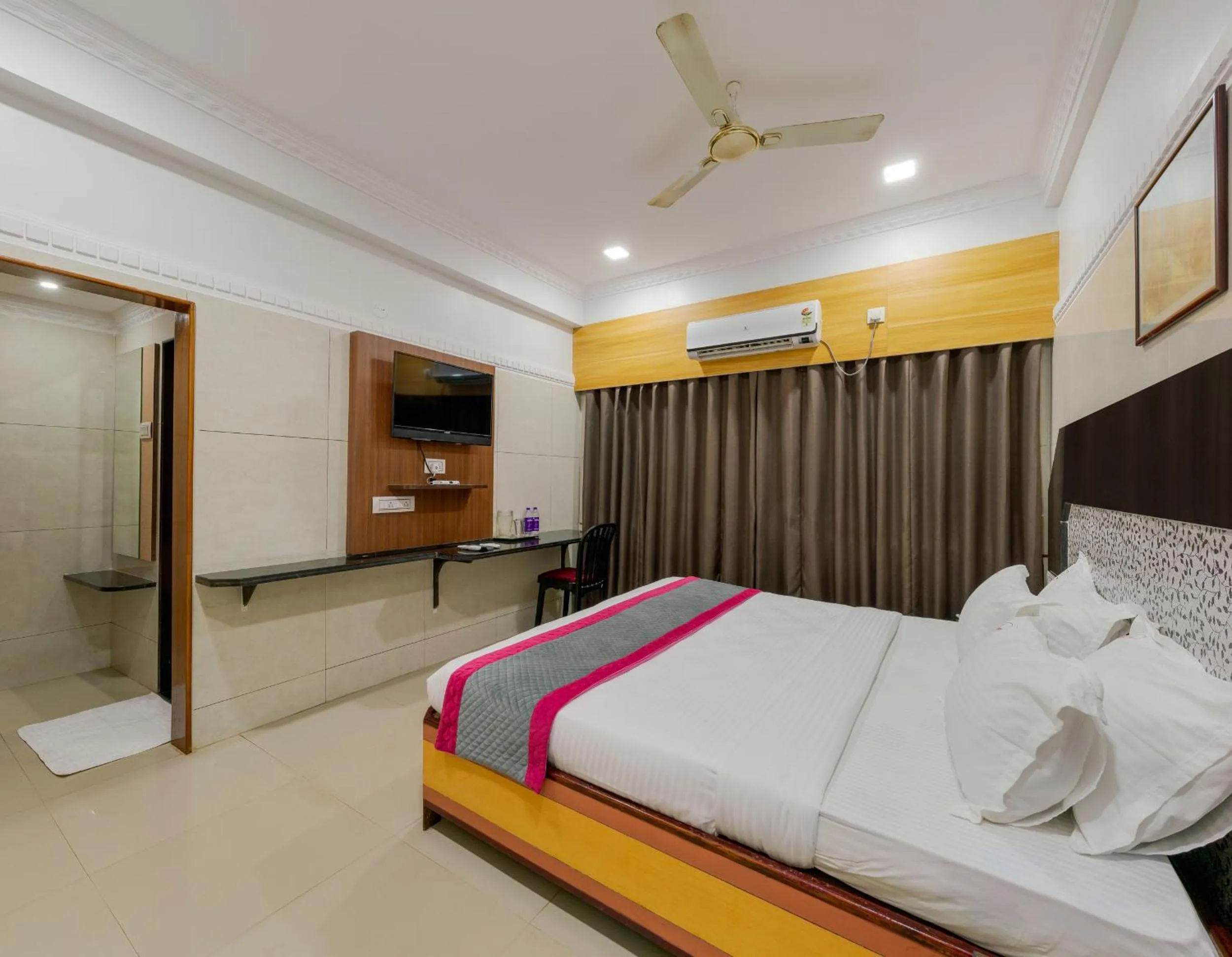 Bed in Hotel Vihar Deluxe