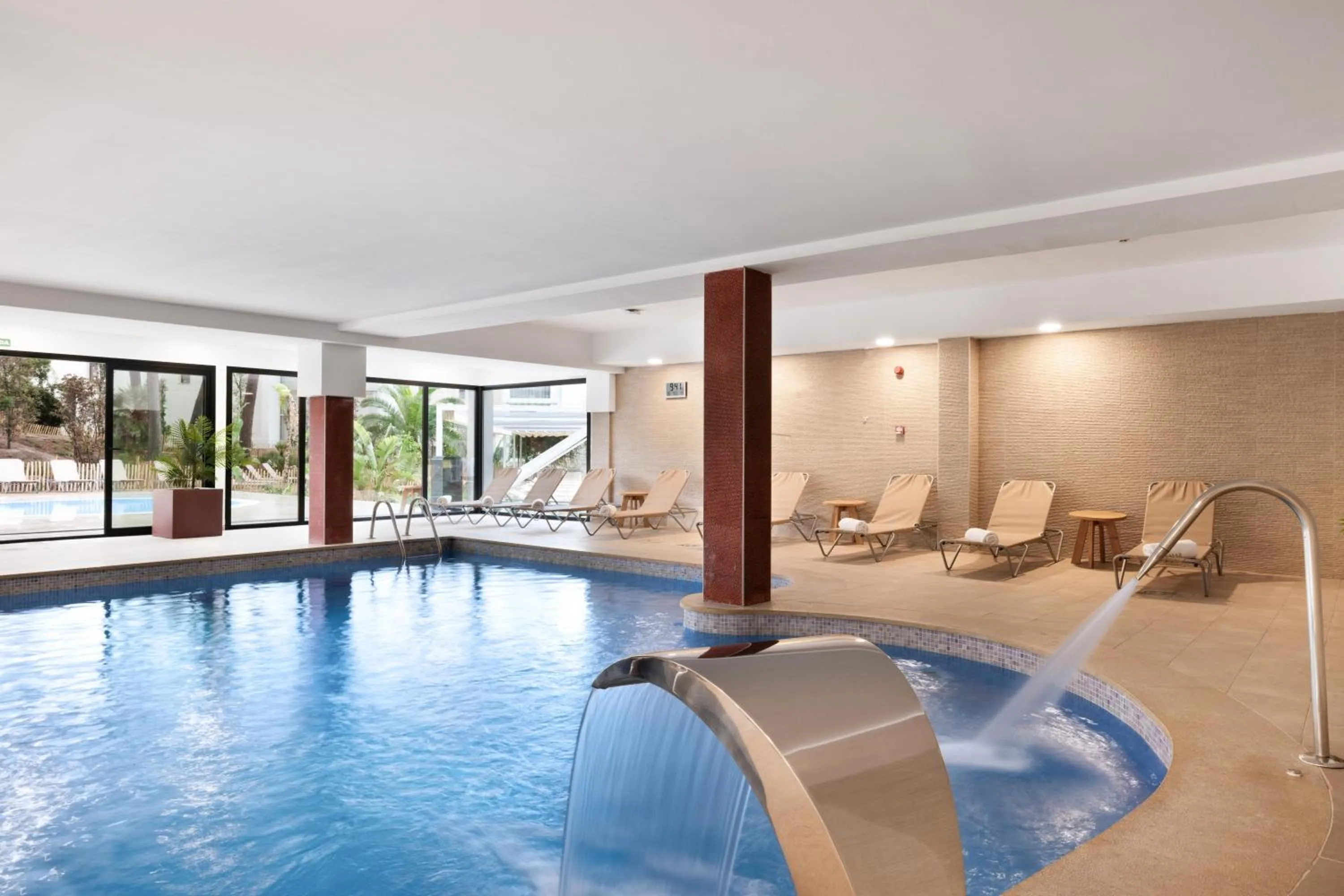 Swimming pool in Hotel Aubamar Bali